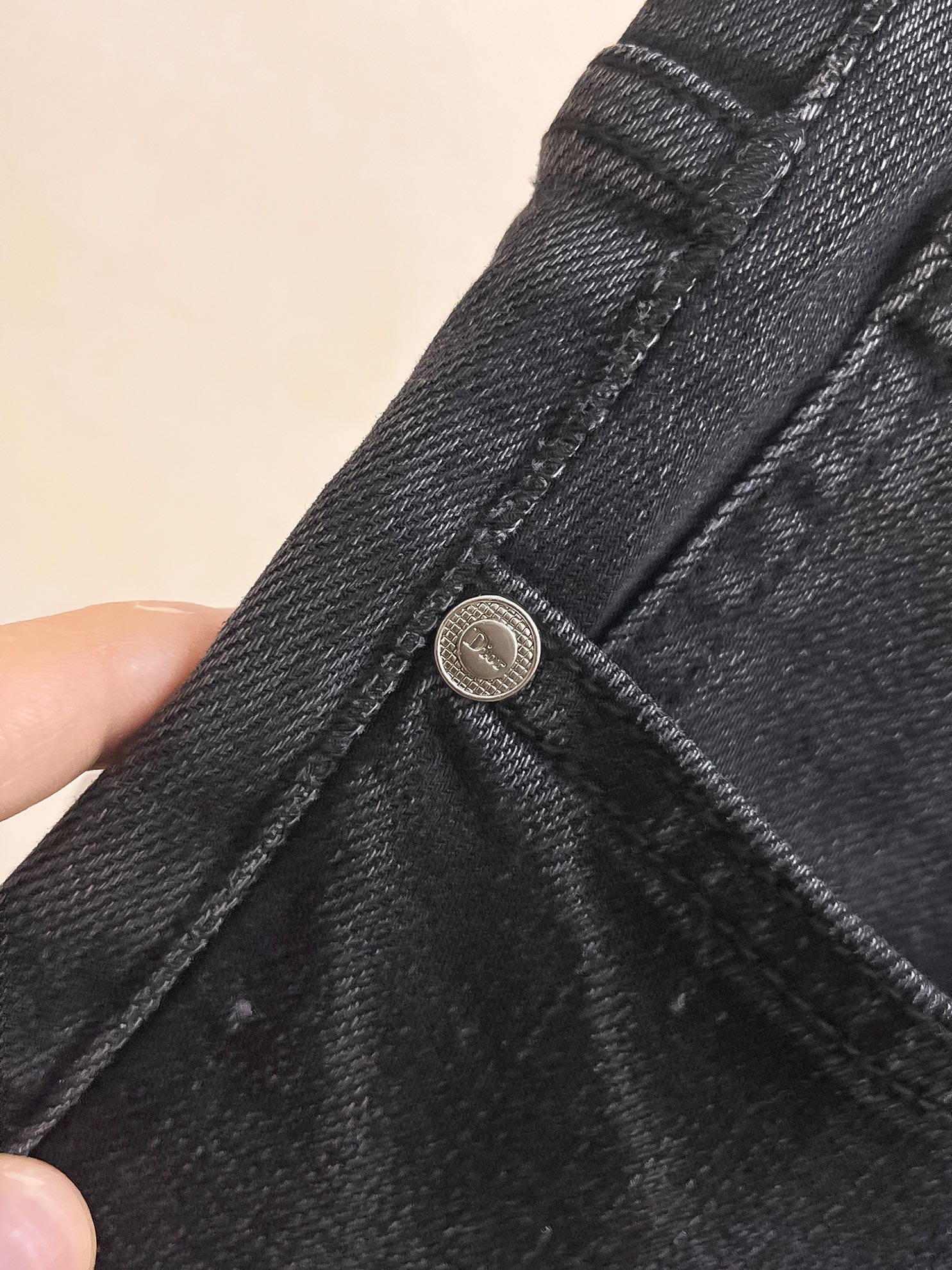 官网专柜同步有售，原单狠货，超级有范儿的一款牛仔裤，定制原版水洗牛仔面料，独特设计，顶级印花工艺字母图案