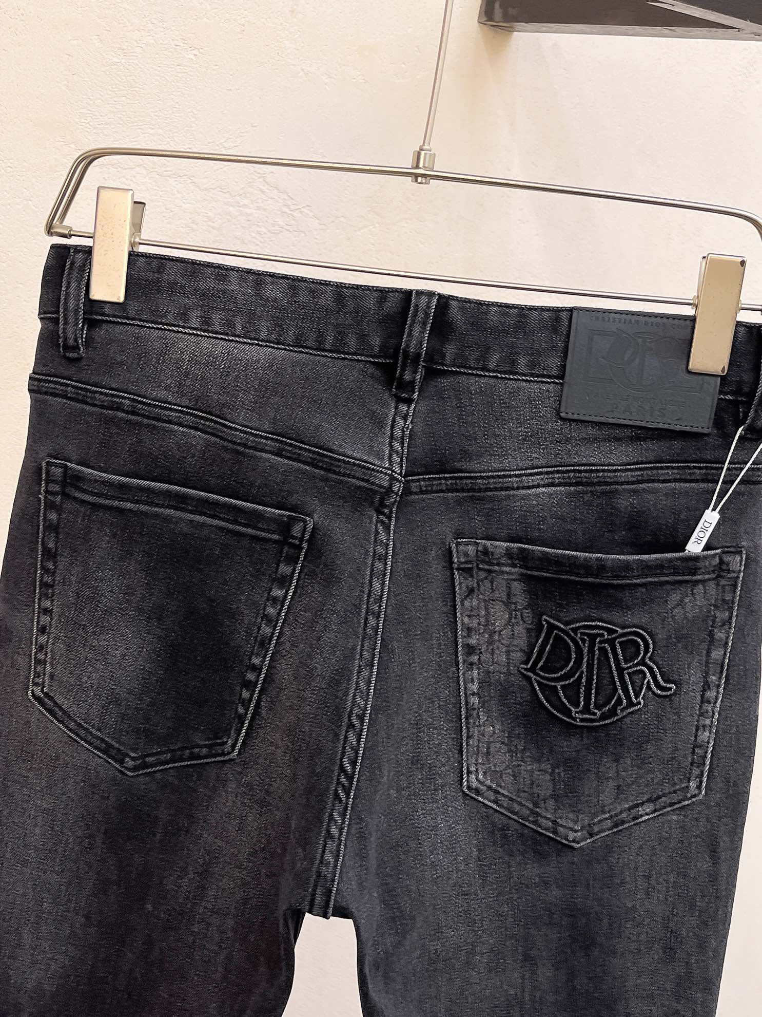 官网专柜同步有售，原单狠货，超级有范儿的一款牛仔裤，定制原版水洗牛仔面料，独特设计，顶级印花工艺字母图案