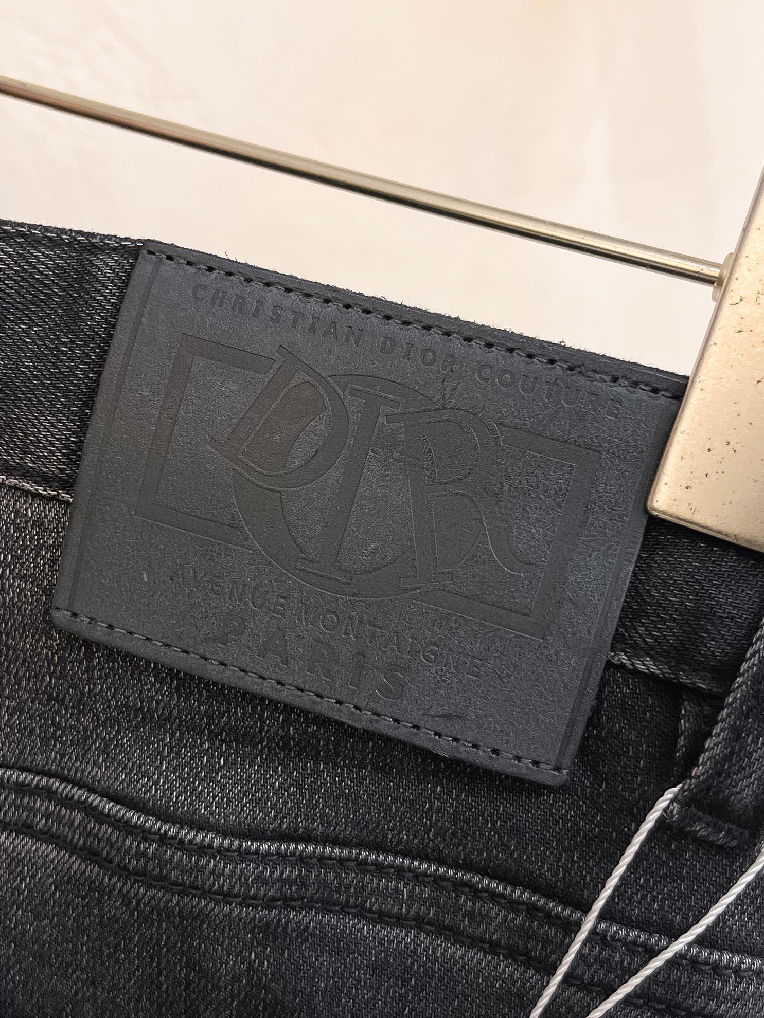 官网专柜同步有售，原单狠货，超级有范儿的一款牛仔裤，定制原版水洗牛仔面料，独特设计，顶级印花工艺字母图案