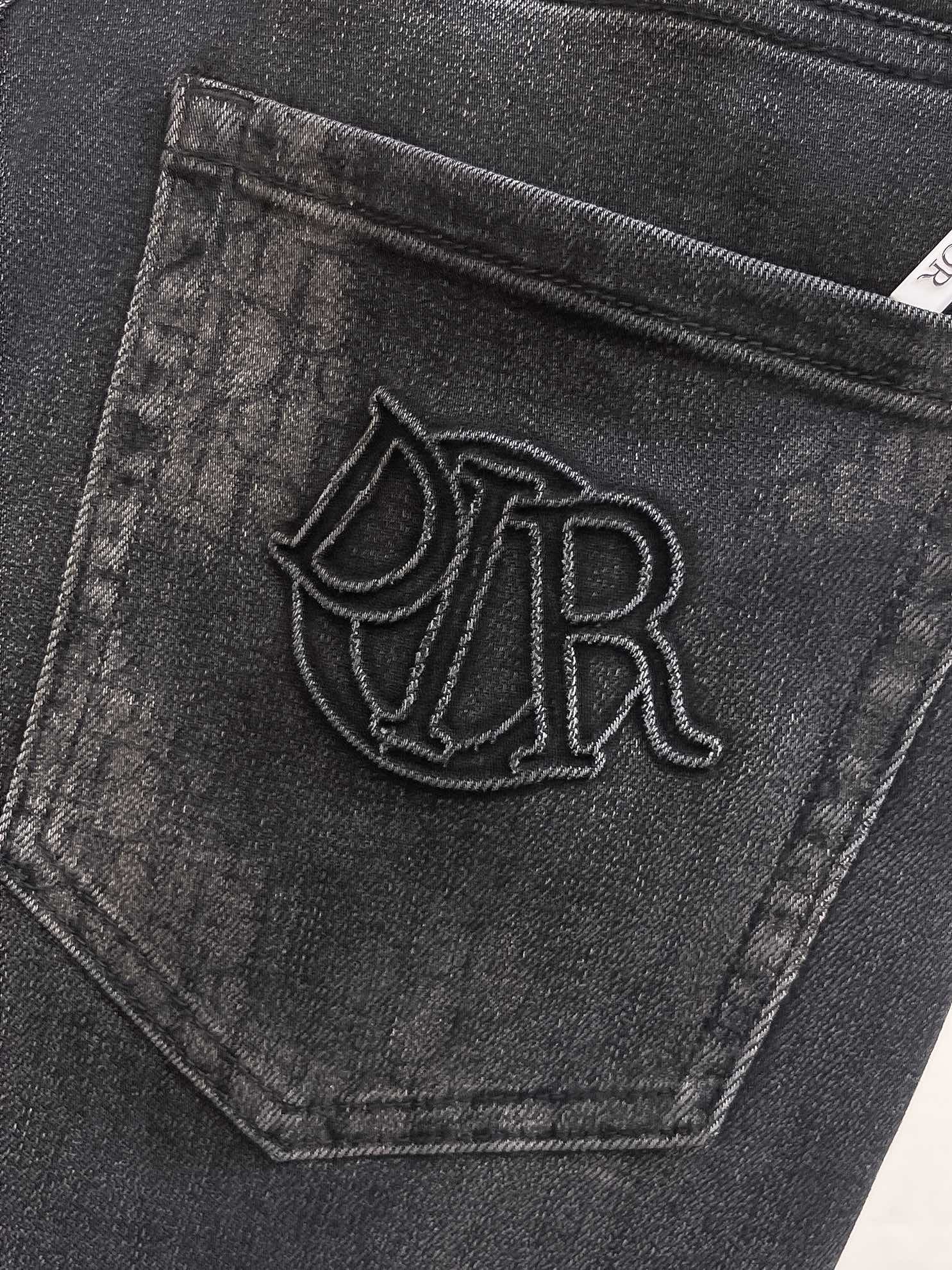 官网专柜同步有售，原单狠货，超级有范儿的一款牛仔裤，定制原版水洗牛仔面料，独特设计，顶级印花工艺字母图案