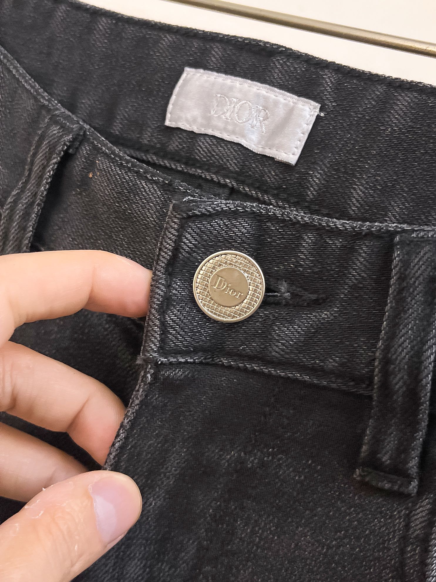 官网专柜同步有售，原单狠货，超级有范儿的一款牛仔裤，定制原版水洗牛仔面料，独特设计，顶级印花工艺字母图案