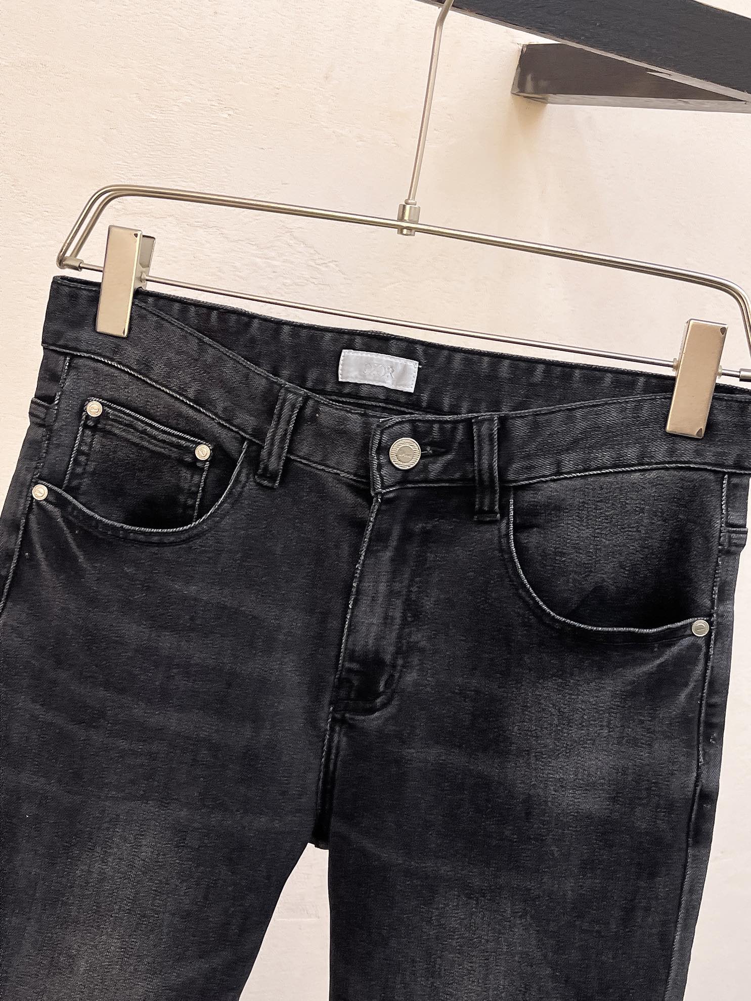 官网专柜同步有售，原单狠货，超级有范儿的一款牛仔裤，定制原版水洗牛仔面料，独特设计，顶级印花工艺字母图案