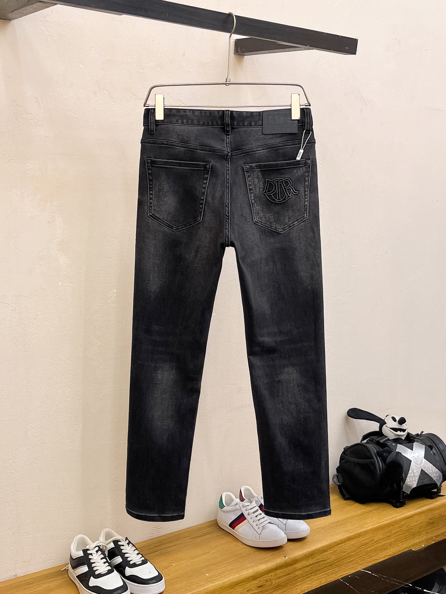 官网专柜同步有售，原单狠货，超级有范儿的一款牛仔裤，定制原版水洗牛仔面料，独特设计，顶级印花工艺字母图案