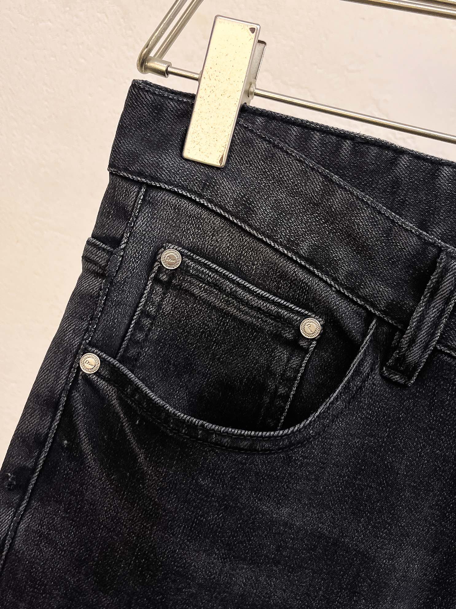 官网专柜同步有售，原单狠货，超级有范儿的一款牛仔裤，定制原版水洗牛仔面料，独特设计，顶级印花工艺字母图案