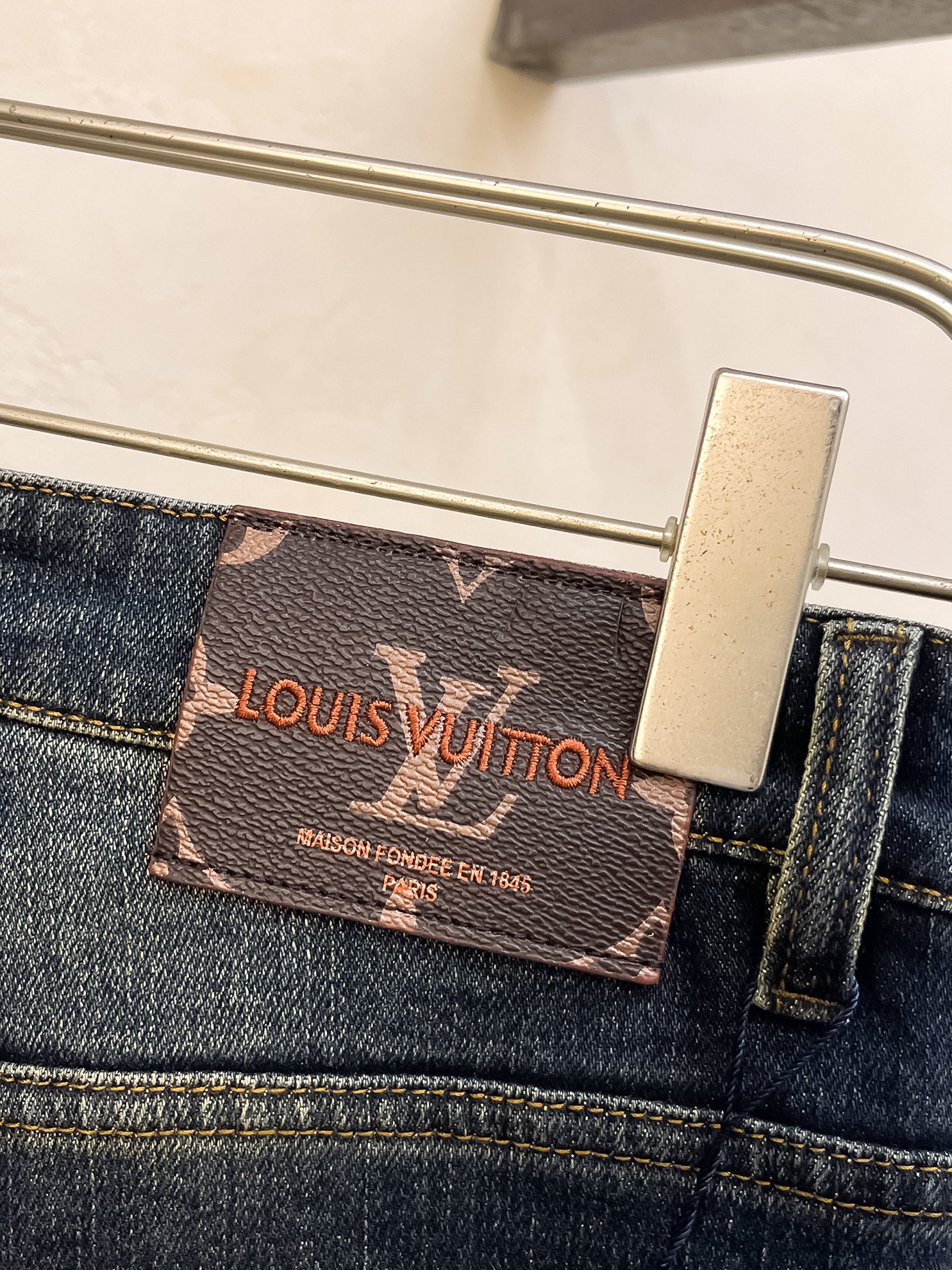 官网专柜同步有售，原单狠货，超级有范儿的一款牛仔裤，定制原版水洗牛仔面料，独特设计，顶级印花工艺字母图案