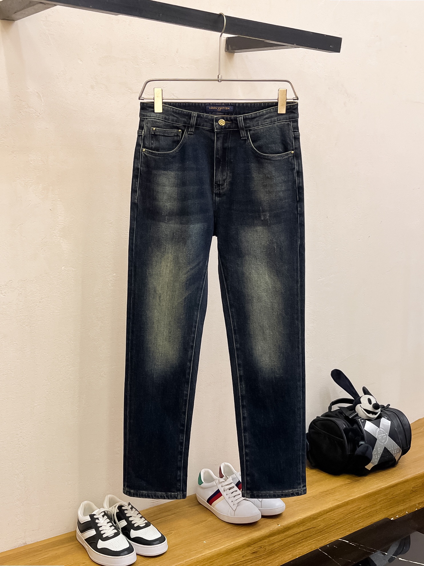 官网专柜同步有售，原单狠货，超级有范儿的一款牛仔裤，定制原版水洗牛仔面料，独特设计，顶级印花工艺字母图案