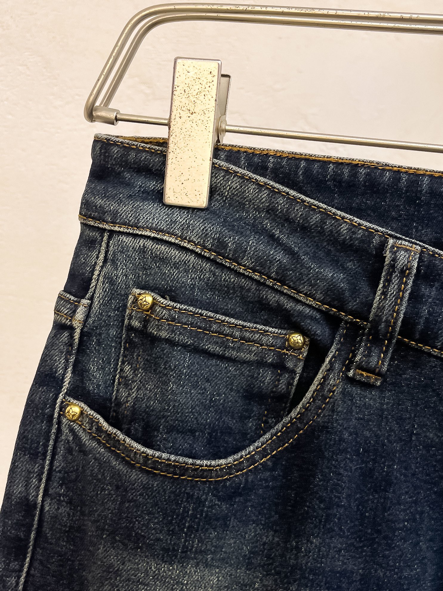 官网专柜同步有售，原单狠货，超级有范儿的一款牛仔裤，定制原版水洗牛仔面料，独特设计，顶级印花工艺字母图案