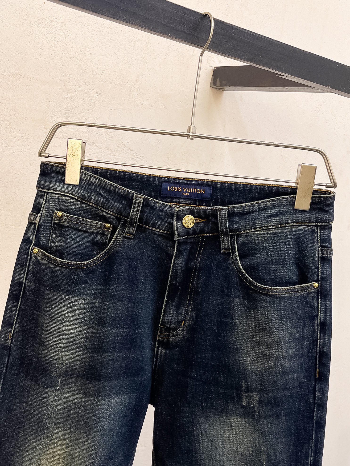 官网专柜同步有售，原单狠货，超级有范儿的一款牛仔裤，定制原版水洗牛仔面料，独特设计，顶级印花工艺字母图案