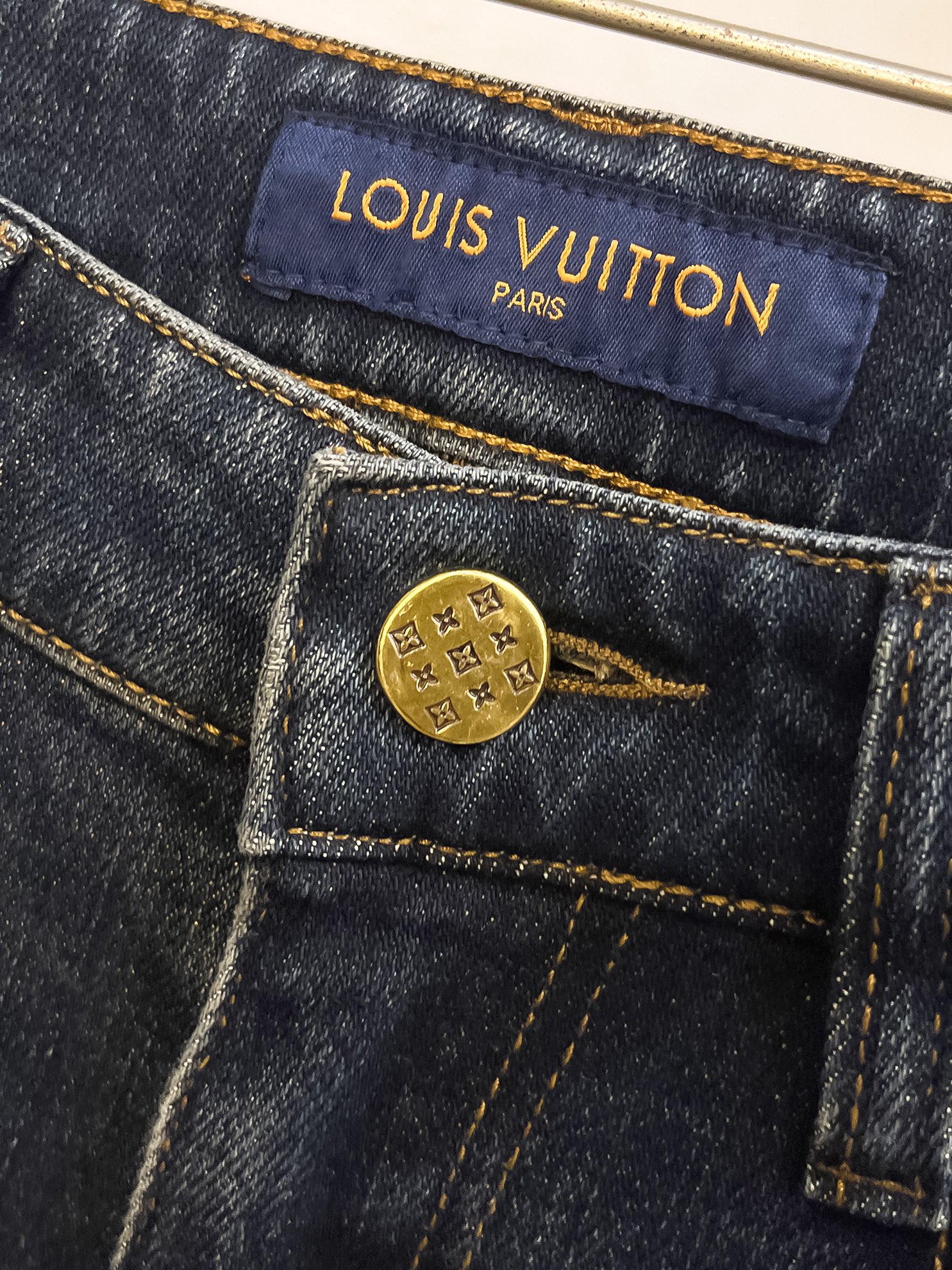 官网专柜同步有售，原单狠货，超级有范儿的一款牛仔裤，定制原版水洗牛仔面料，独特设计，顶级印花工艺字母图案