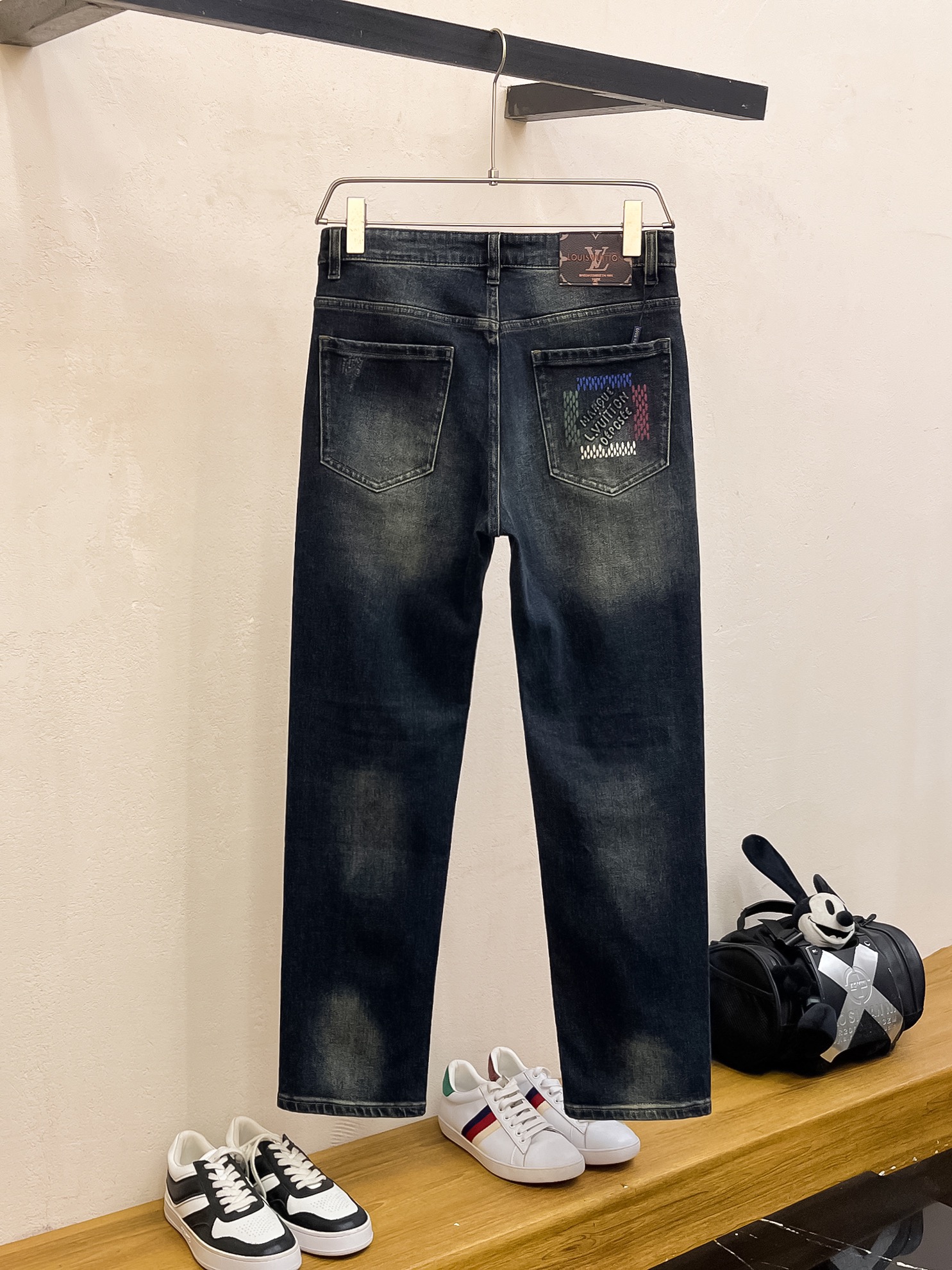 官网专柜同步有售，原单狠货，超级有范儿的一款牛仔裤，定制原版水洗牛仔面料，独特设计，顶级印花工艺字母图案