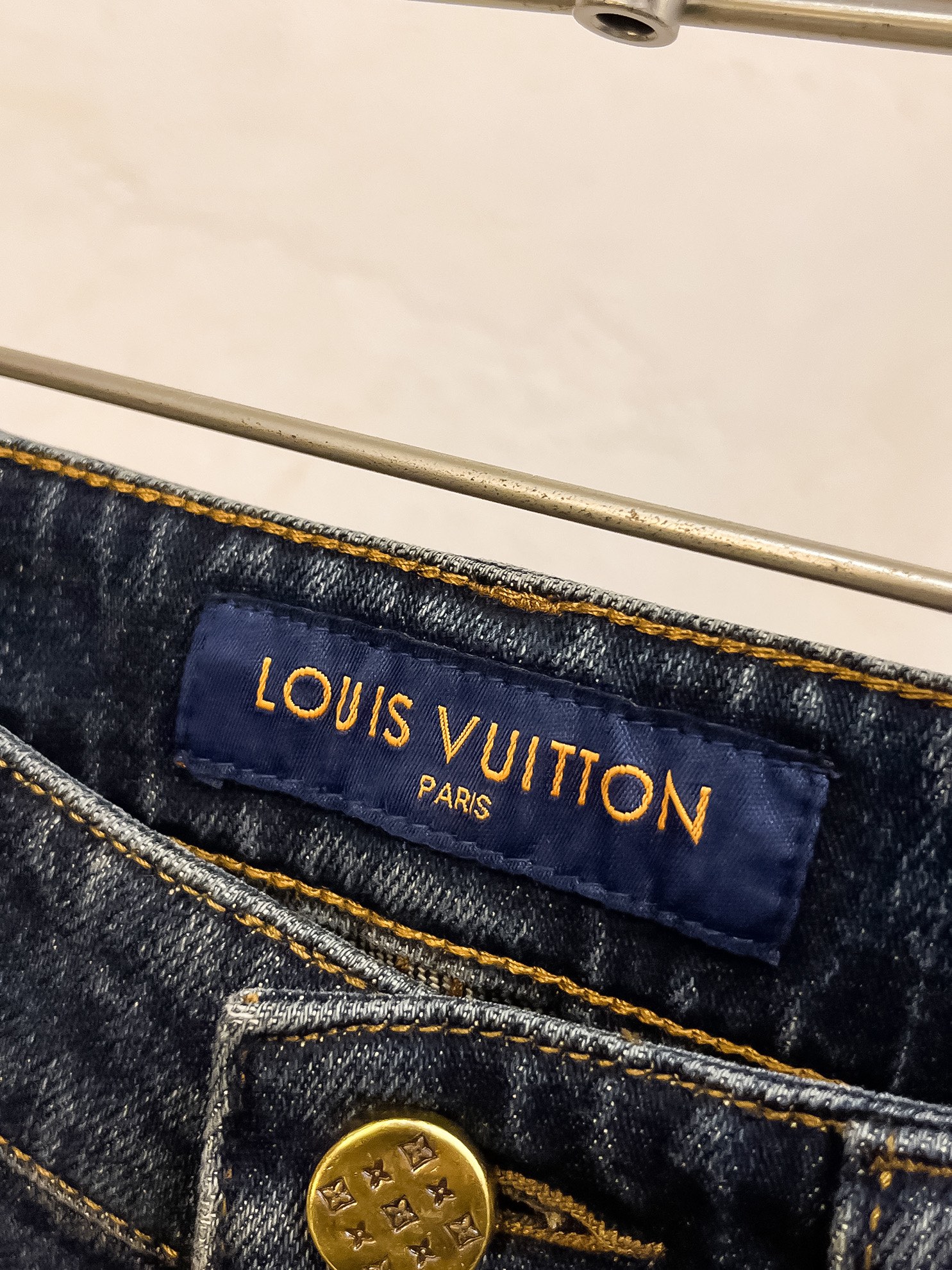 官网专柜同步有售，原单狠货，超级有范儿的一款牛仔裤，定制原版水洗牛仔面料，独特设计，顶级印花工艺字母图案