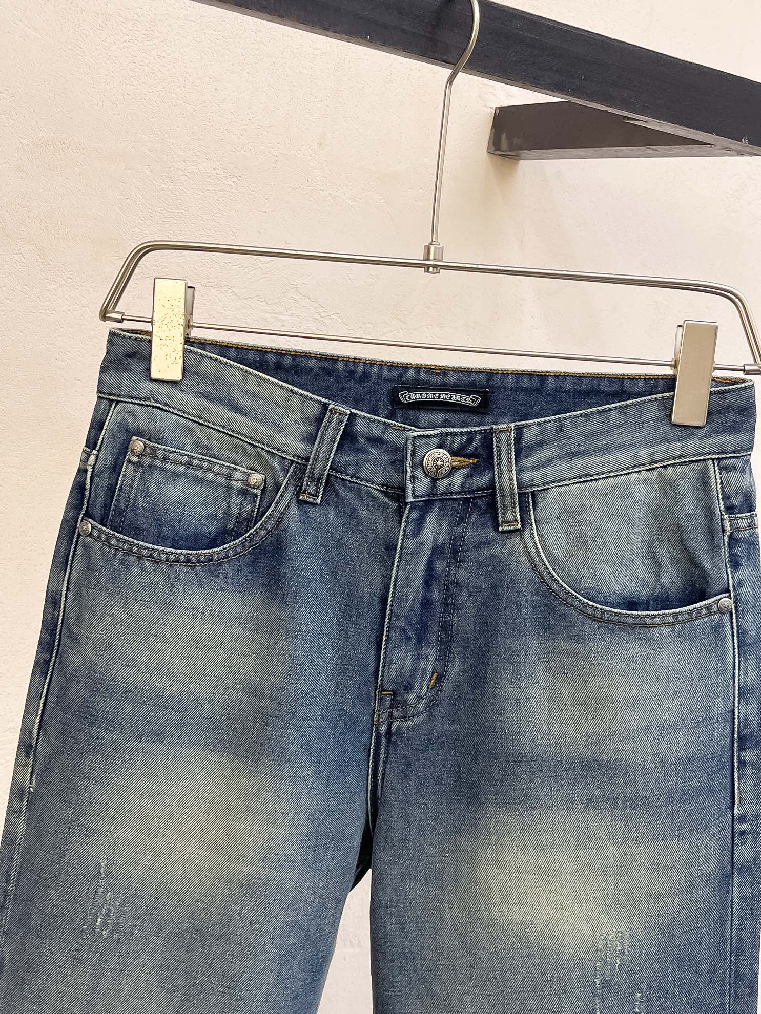 官网专柜同步有售，原单狠货，超级有范儿的一款牛仔裤，定制原版水洗牛仔面料，独特设计，顶级印花工艺字母图案