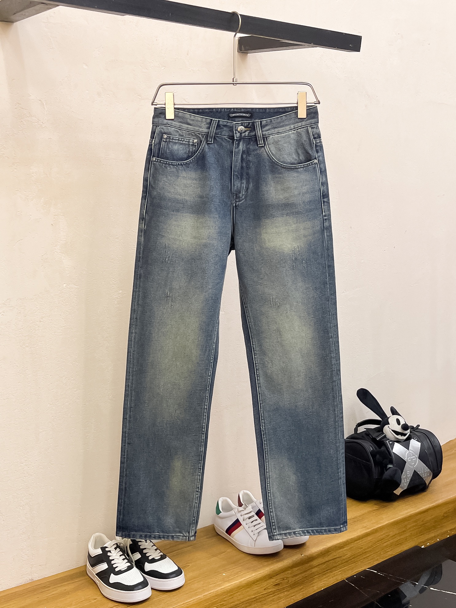 官网专柜同步有售，原单狠货，超级有范儿的一款牛仔裤，定制原版水洗牛仔面料，独特设计，顶级印花工艺字母图案