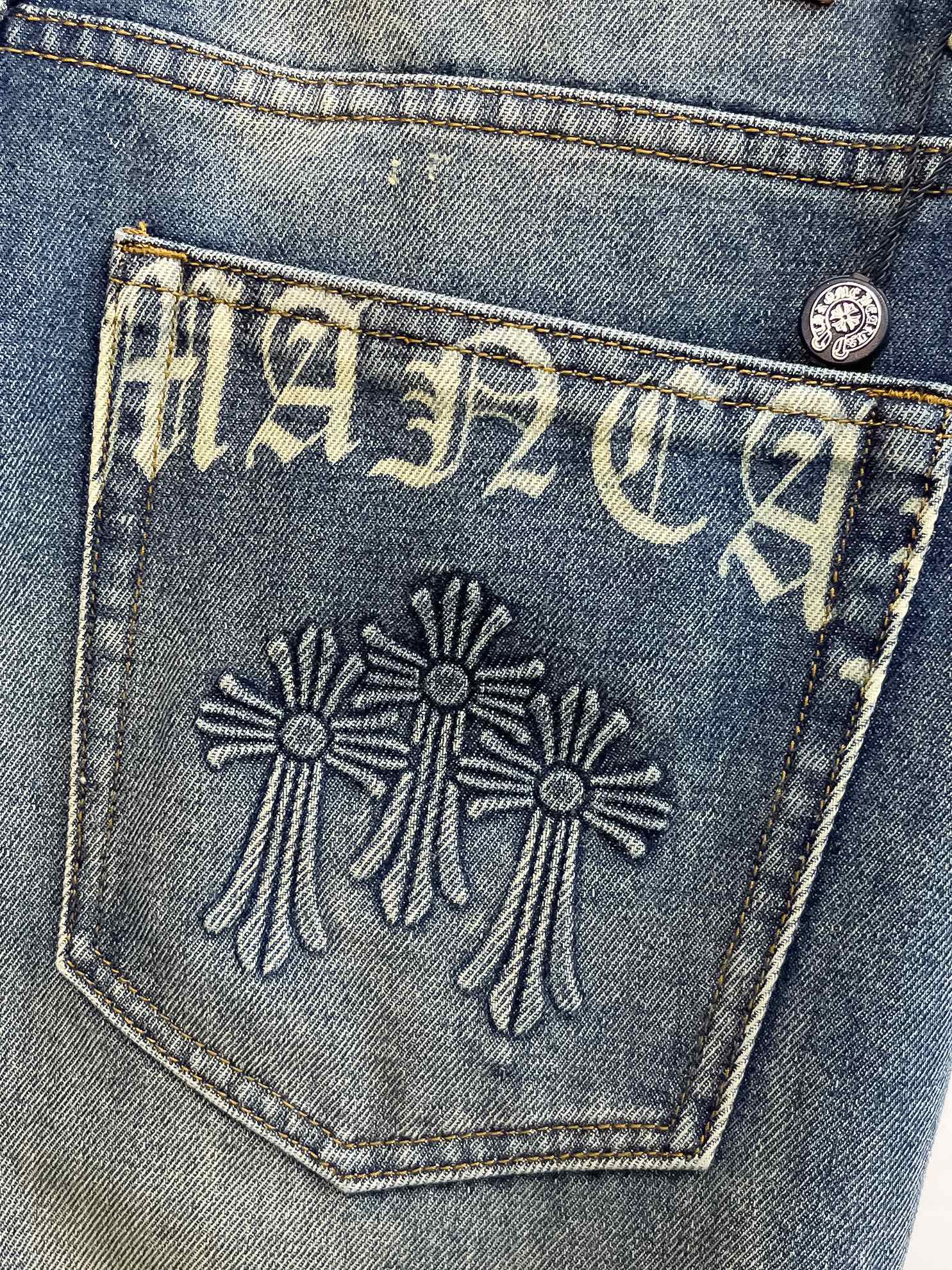 官网专柜同步有售，原单狠货，超级有范儿的一款牛仔裤，定制原版水洗牛仔面料，独特设计，顶级印花工艺字母图案