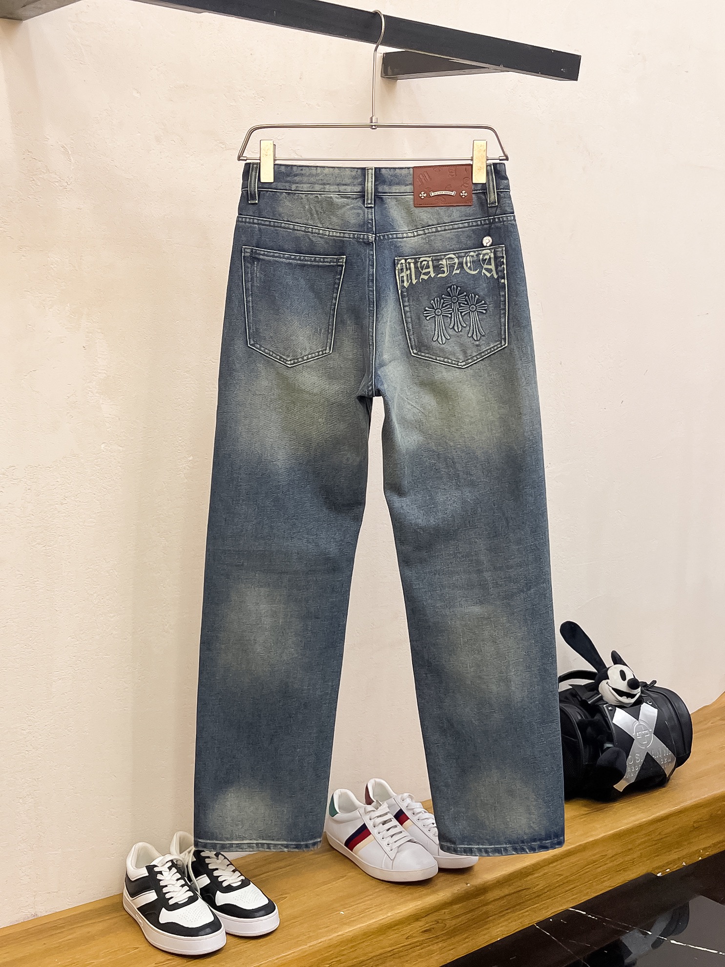 官网专柜同步有售，原单狠货，超级有范儿的一款牛仔裤，定制原版水洗牛仔面料，独特设计，顶级印花工艺字母图案