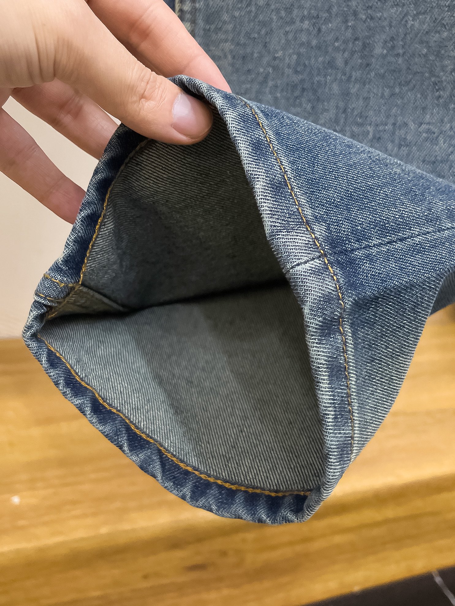 官网专柜同步有售，原单狠货，超级有范儿的一款牛仔裤，定制原版水洗牛仔面料，独特设计，顶级印花工艺字母图案