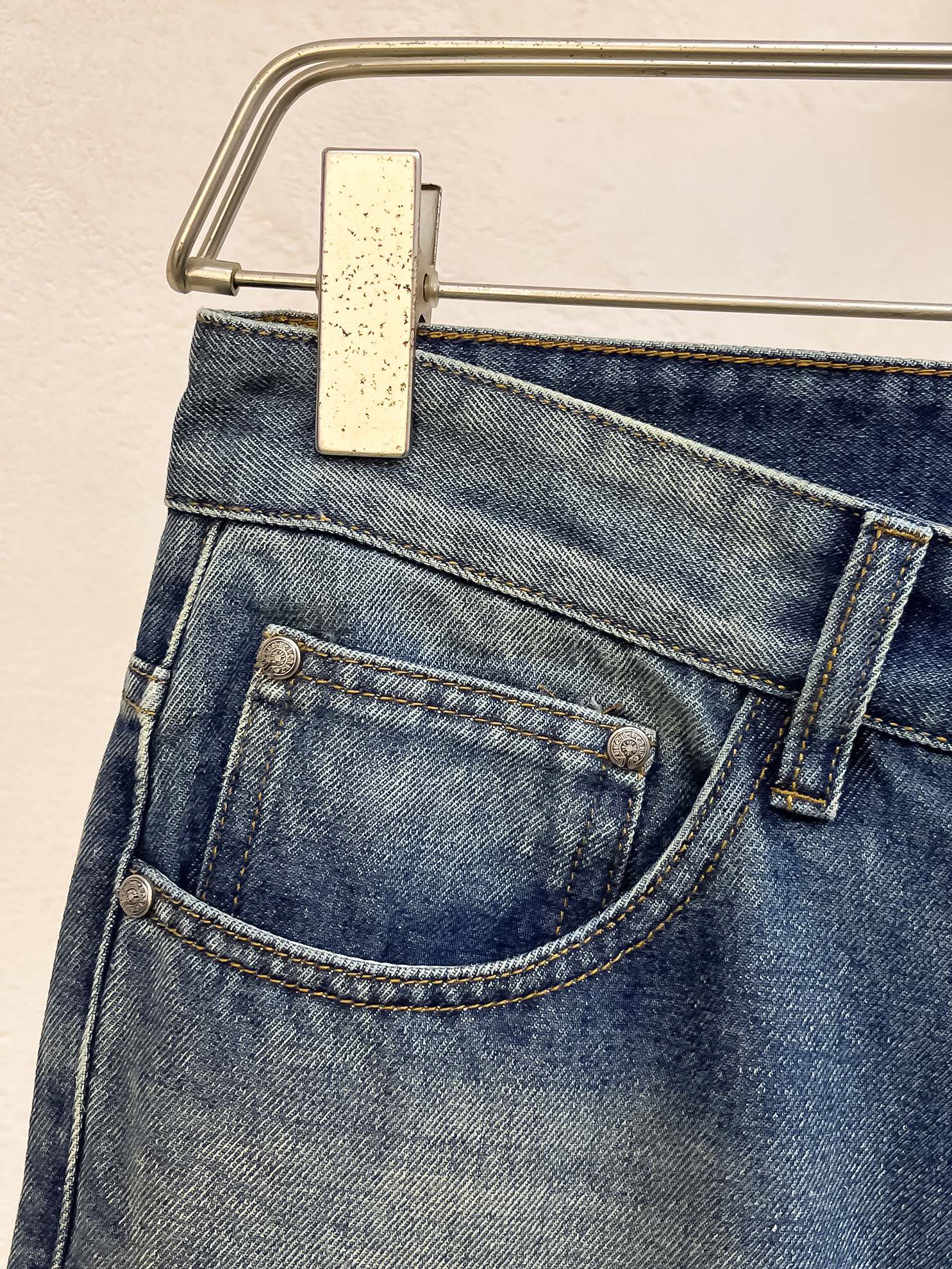 官网专柜同步有售，原单狠货，超级有范儿的一款牛仔裤，定制原版水洗牛仔面料，独特设计，顶级印花工艺字母图案