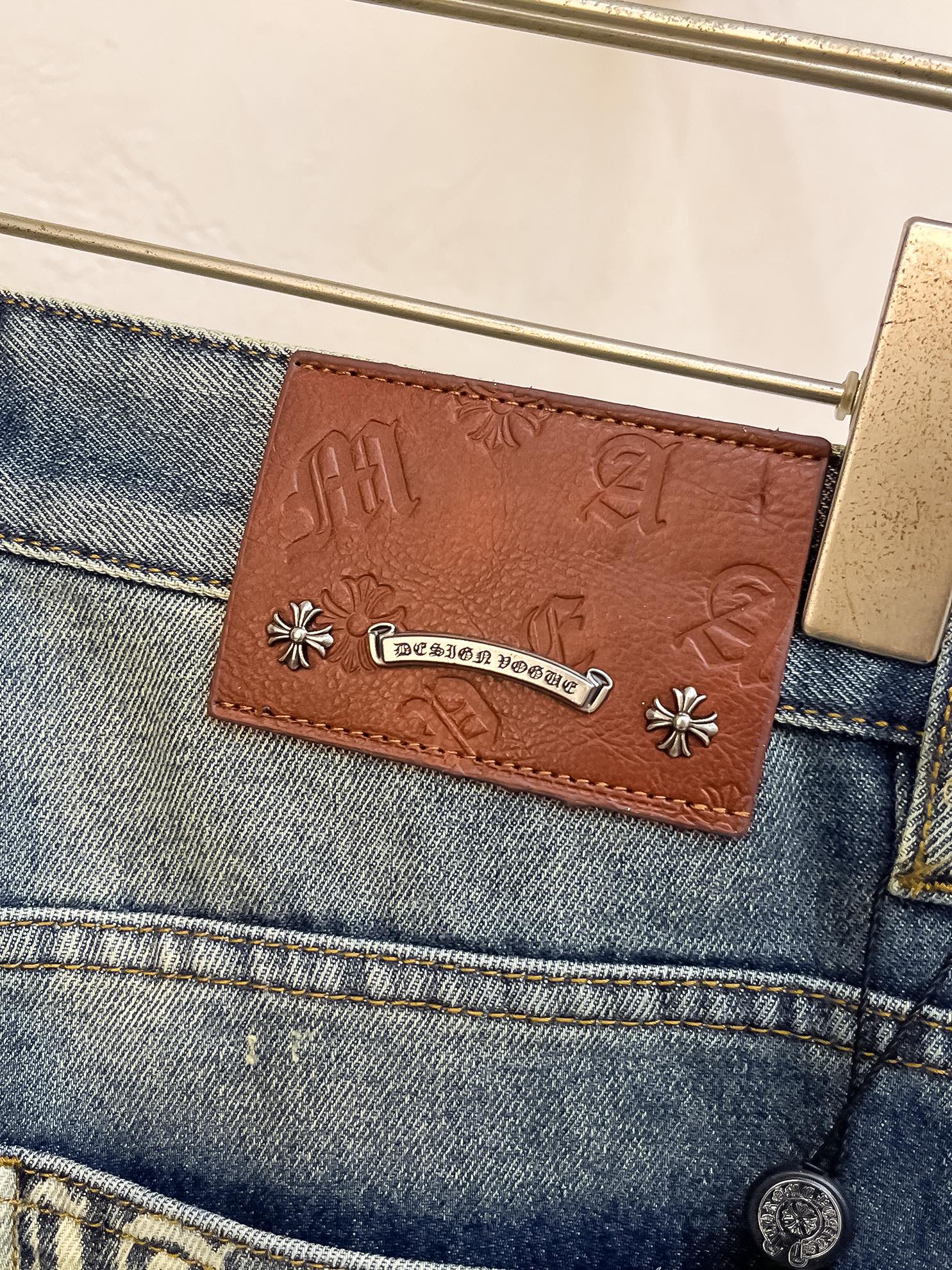 官网专柜同步有售，原单狠货，超级有范儿的一款牛仔裤，定制原版水洗牛仔面料，独特设计，顶级印花工艺字母图案