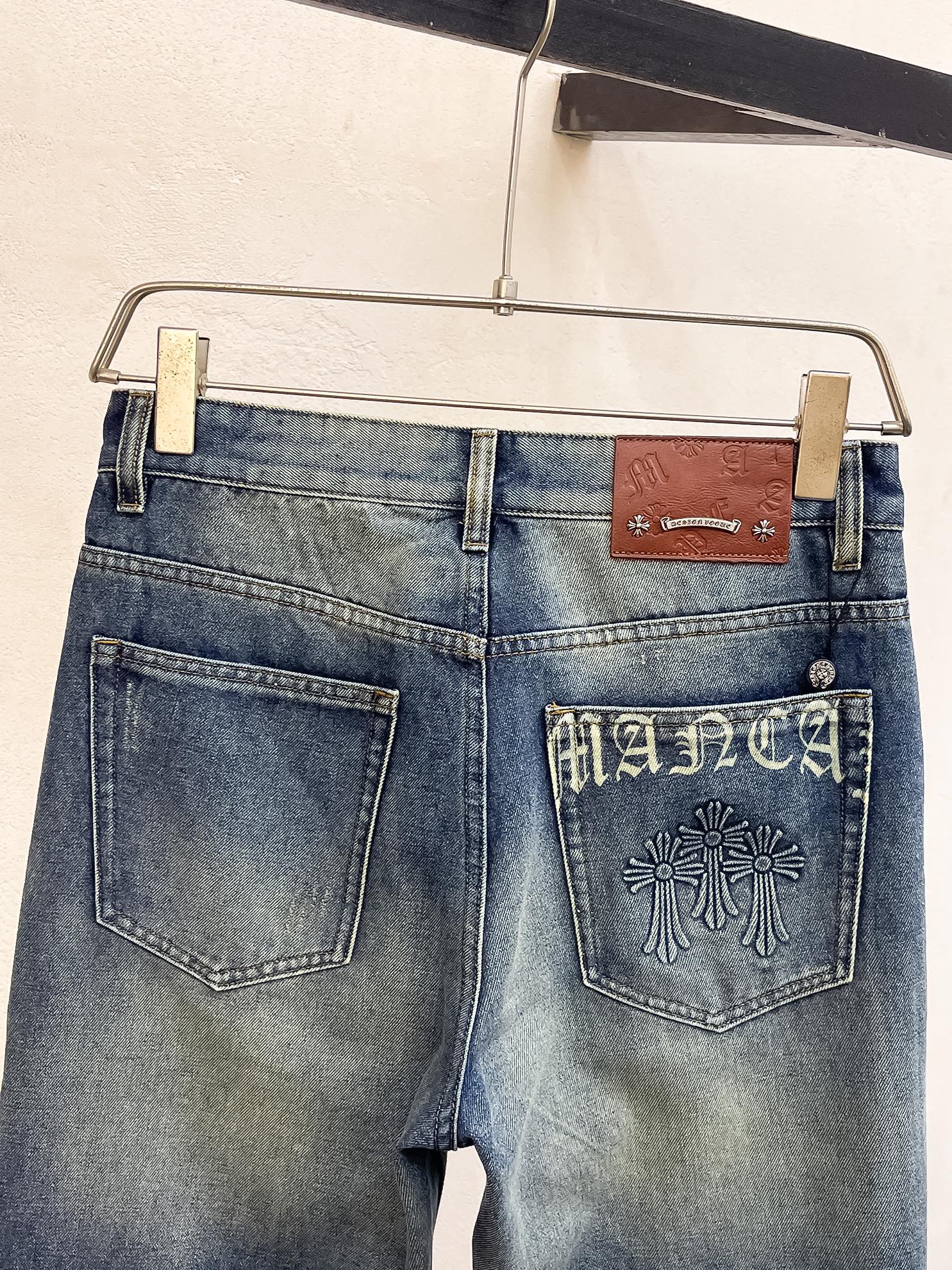 官网专柜同步有售，原单狠货，超级有范儿的一款牛仔裤，定制原版水洗牛仔面料，独特设计，顶级印花工艺字母图案