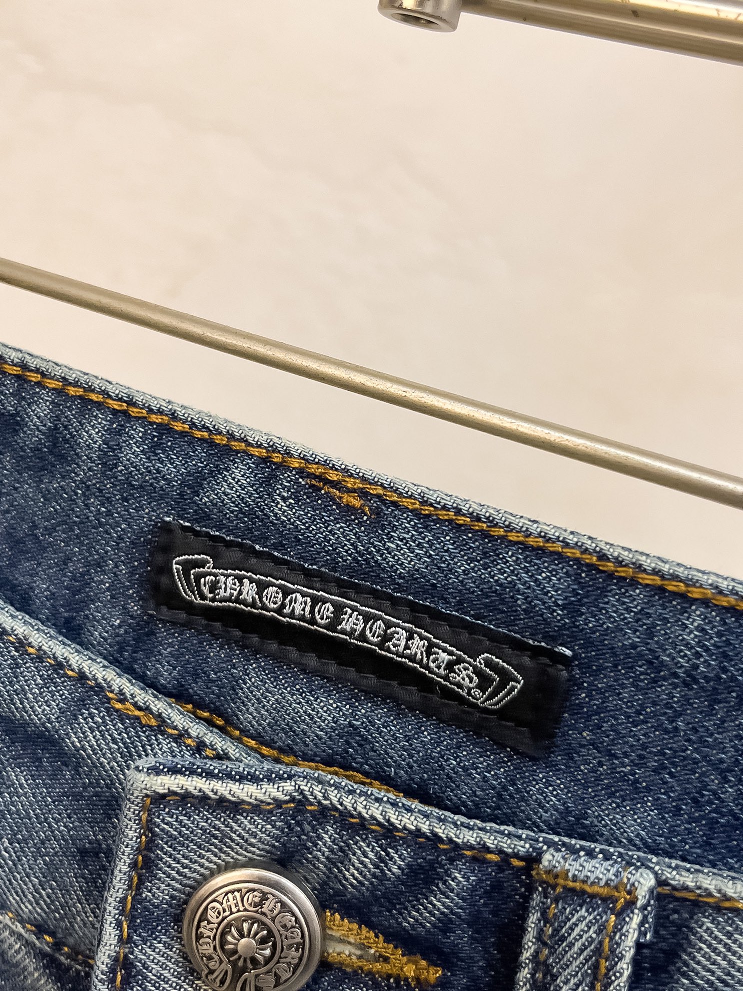 官网专柜同步有售，原单狠货，超级有范儿的一款牛仔裤，定制原版水洗牛仔面料，独特设计，顶级印花工艺字母图案