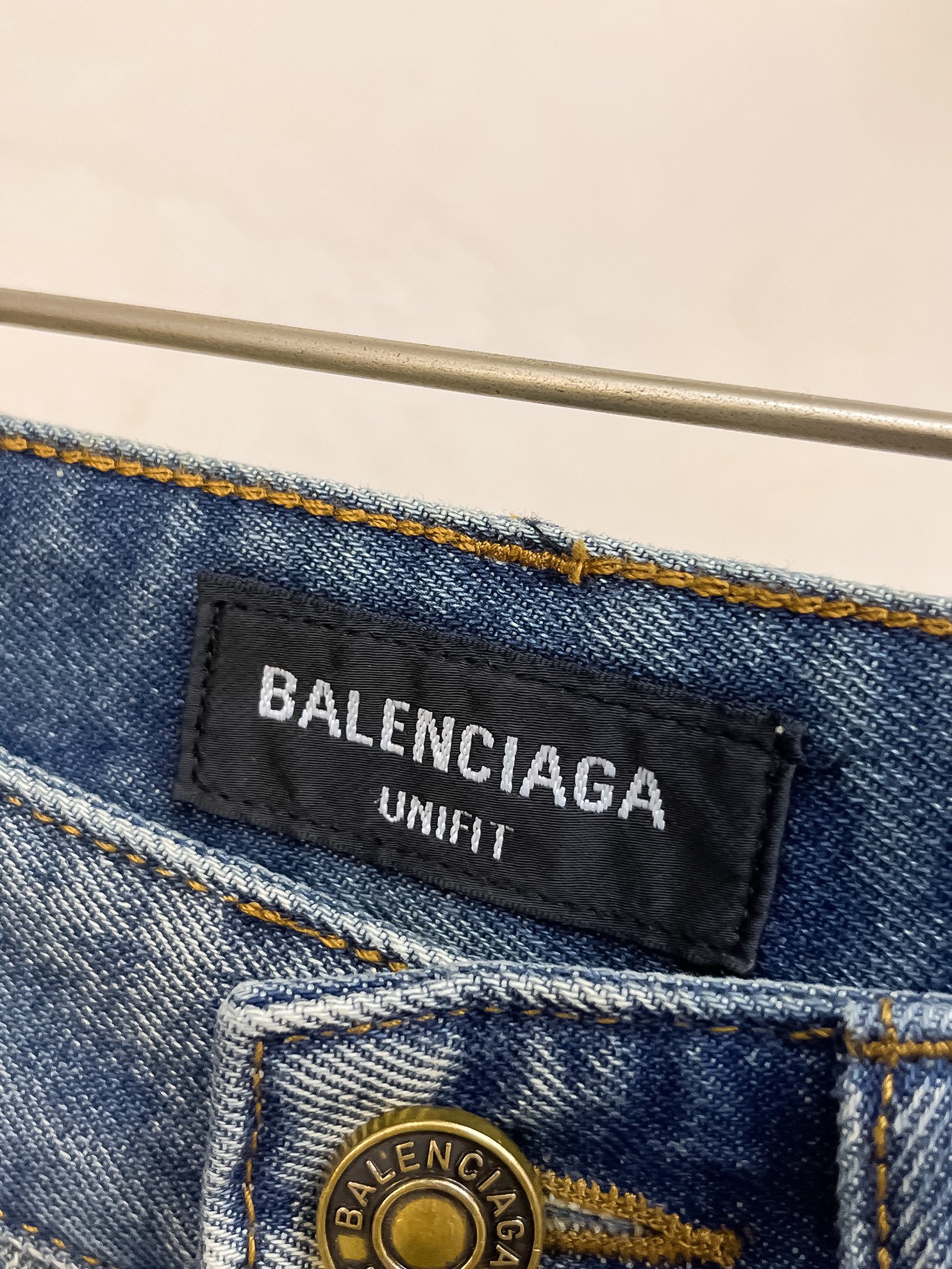 官网专柜同步有售，原单狠货，超级有范儿的一款牛仔裤，定制原版水洗牛仔面料，独特设计，顶级印花工艺字母图案