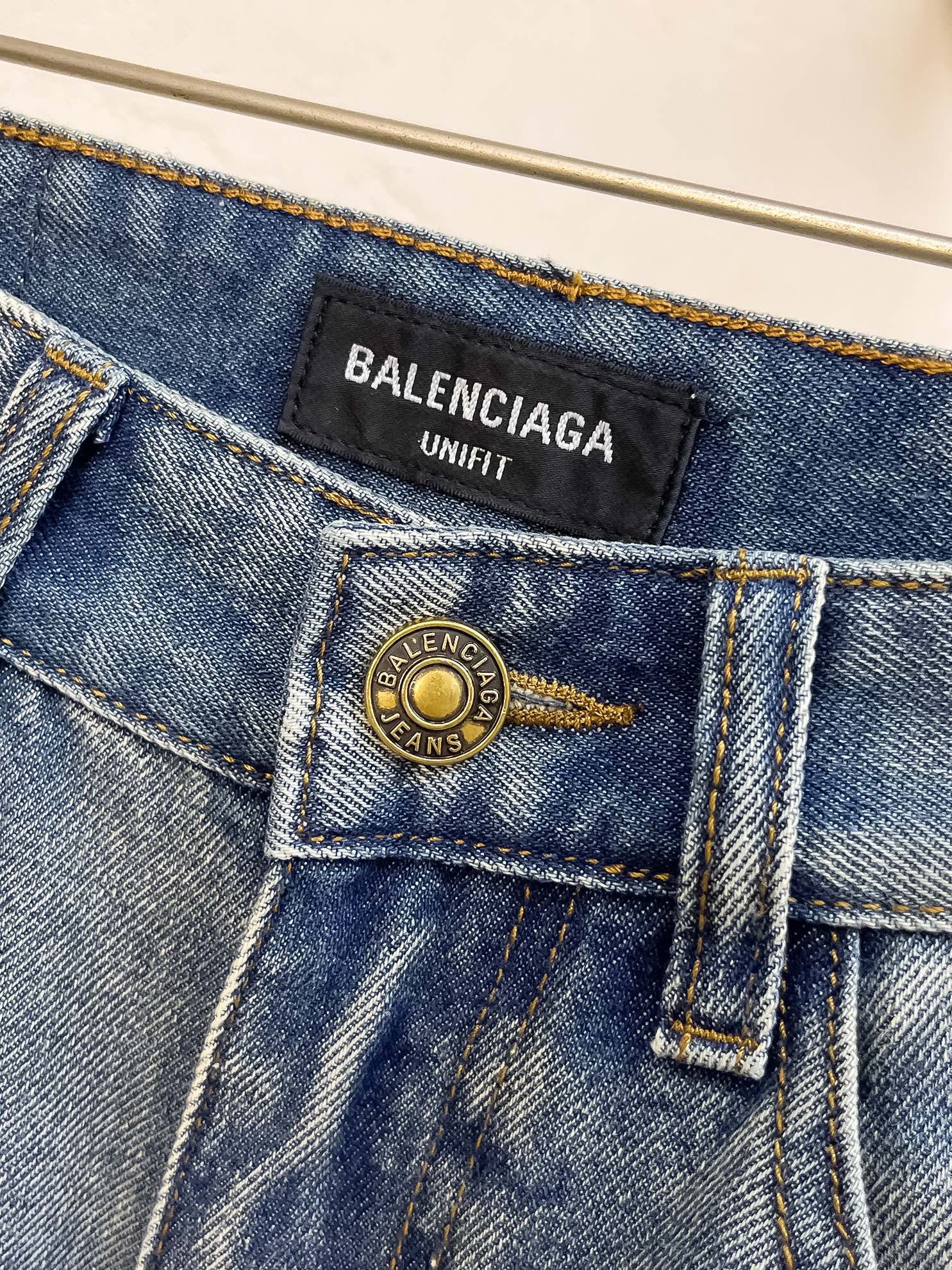 官网专柜同步有售，原单狠货，超级有范儿的一款牛仔裤，定制原版水洗牛仔面料，独特设计，顶级印花工艺字母图案