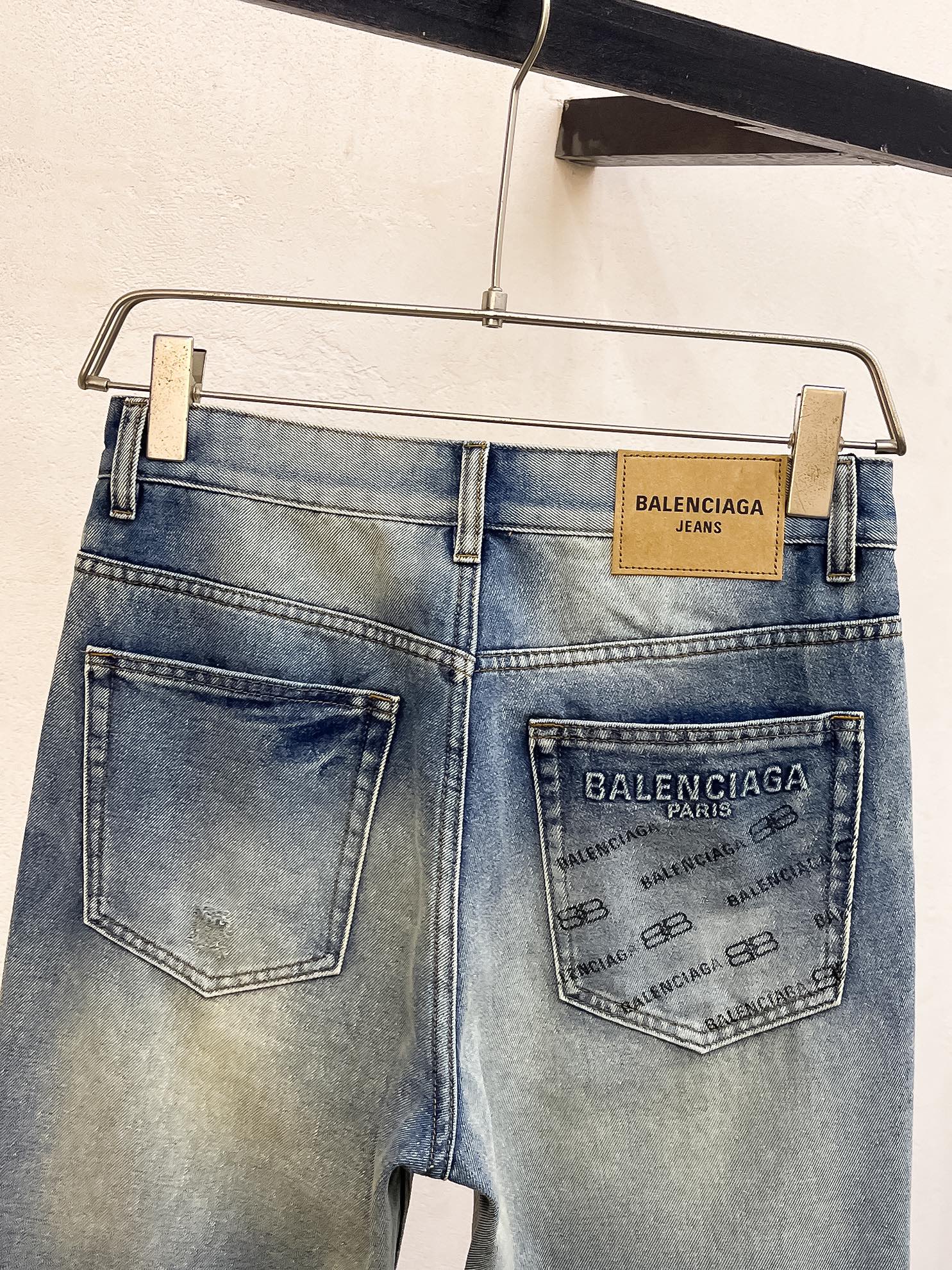 官网专柜同步有售，原单狠货，超级有范儿的一款牛仔裤，定制原版水洗牛仔面料，独特设计，顶级印花工艺字母图案