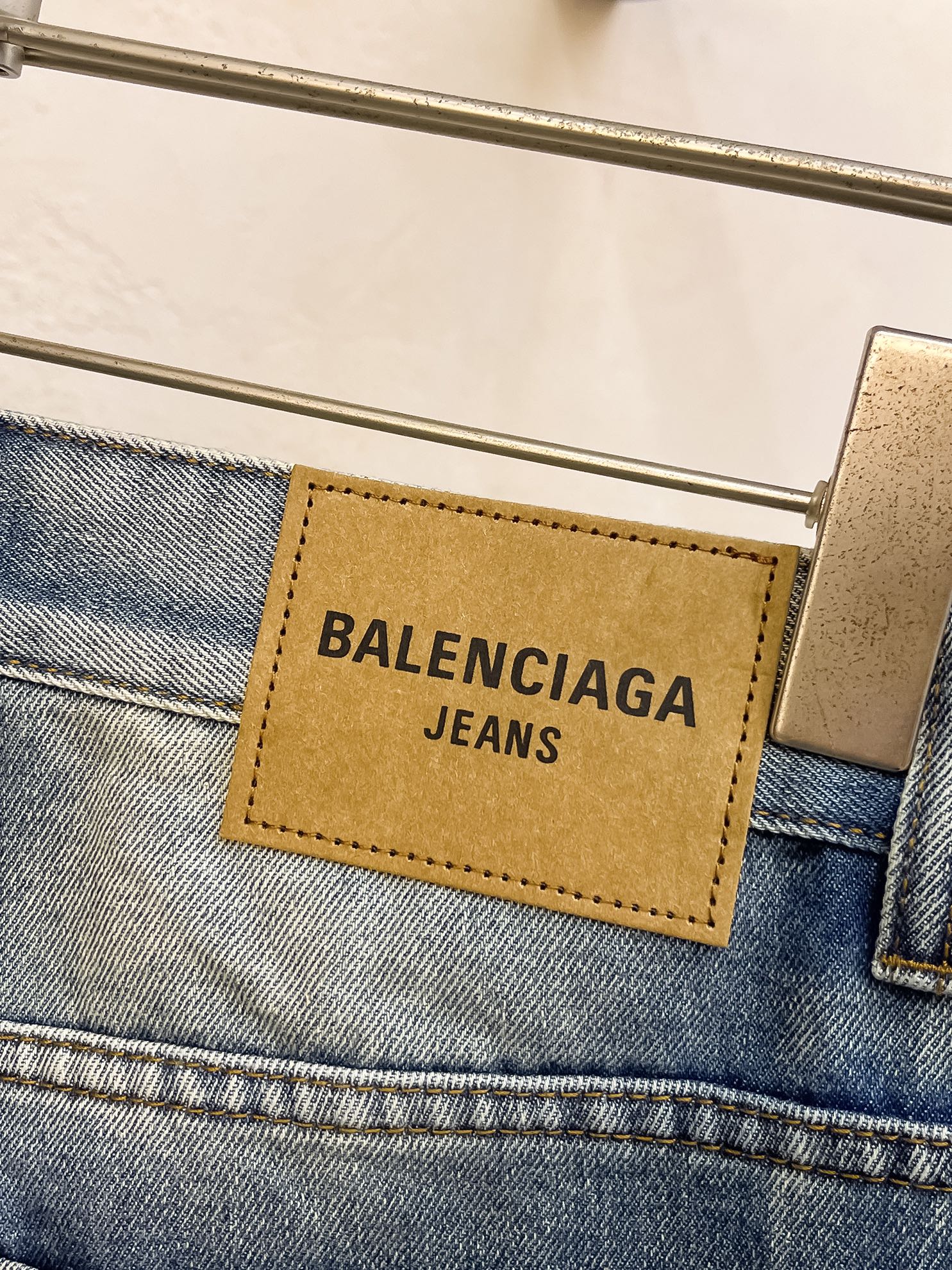 官网专柜同步有售，原单狠货，超级有范儿的一款牛仔裤，定制原版水洗牛仔面料，独特设计，顶级印花工艺字母图案