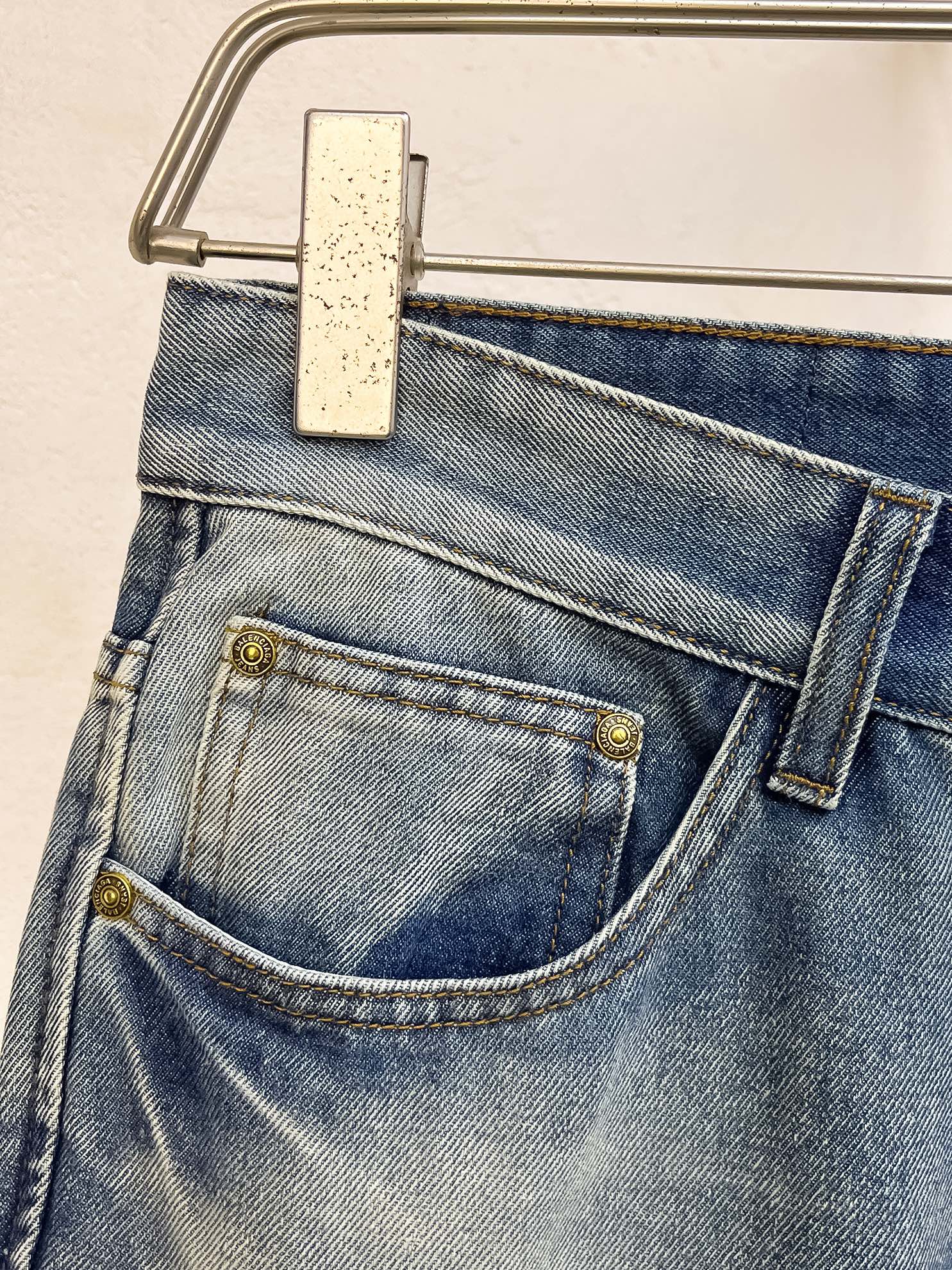 官网专柜同步有售，原单狠货，超级有范儿的一款牛仔裤，定制原版水洗牛仔面料，独特设计，顶级印花工艺字母图案