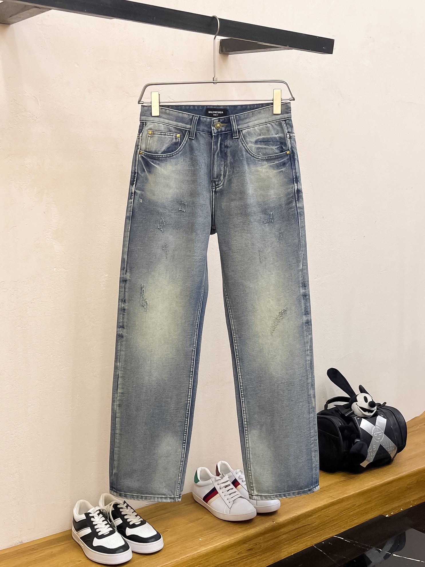 官网专柜同步有售，原单狠货，超级有范儿的一款牛仔裤，定制原版水洗牛仔面料，独特设计，顶级印花工艺字母图案