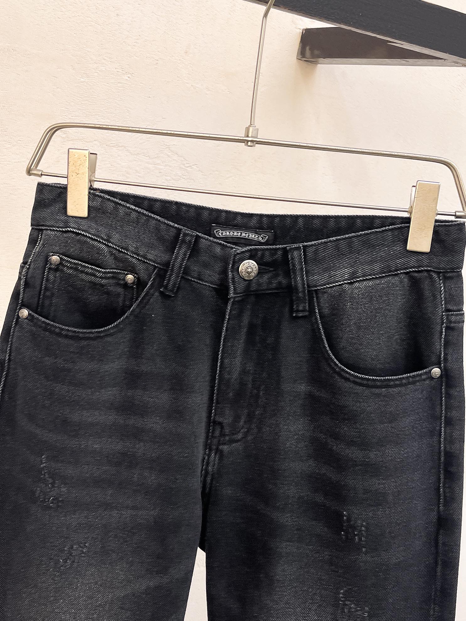 官网专柜同步有售，原单狠货，超级有范儿的一款牛仔裤，定制原版水洗牛仔面料，独特设计，顶级印花工艺字母图案