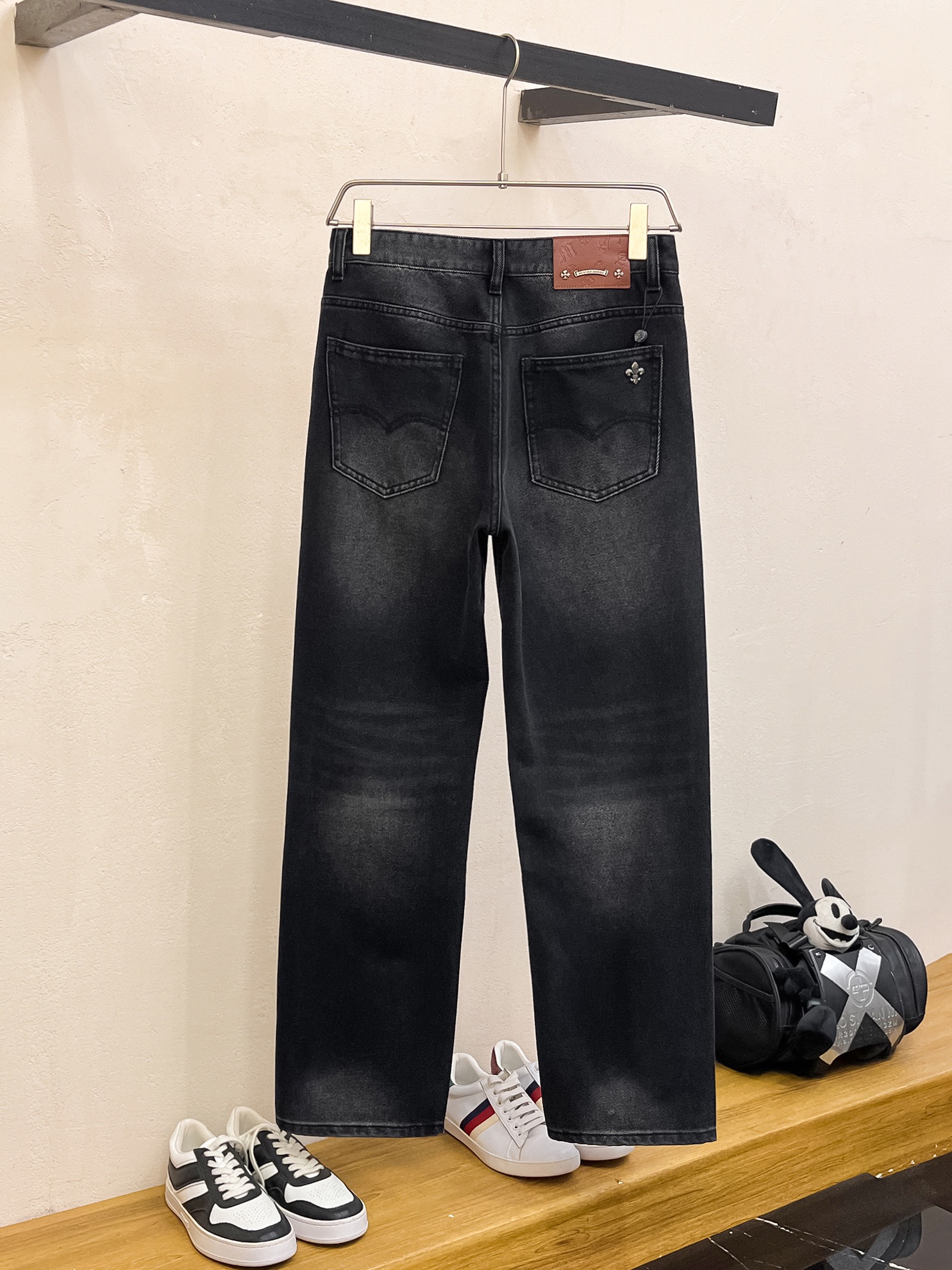 官网专柜同步有售，原单狠货，超级有范儿的一款牛仔裤，定制原版水洗牛仔面料，独特设计，顶级印花工艺字母图案