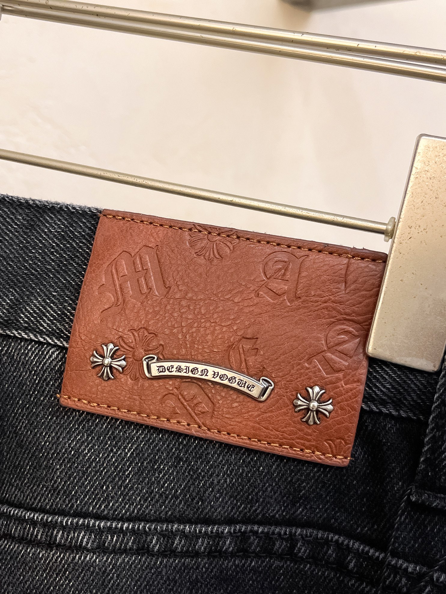 官网专柜同步有售，原单狠货，超级有范儿的一款牛仔裤，定制原版水洗牛仔面料，独特设计，顶级印花工艺字母图案