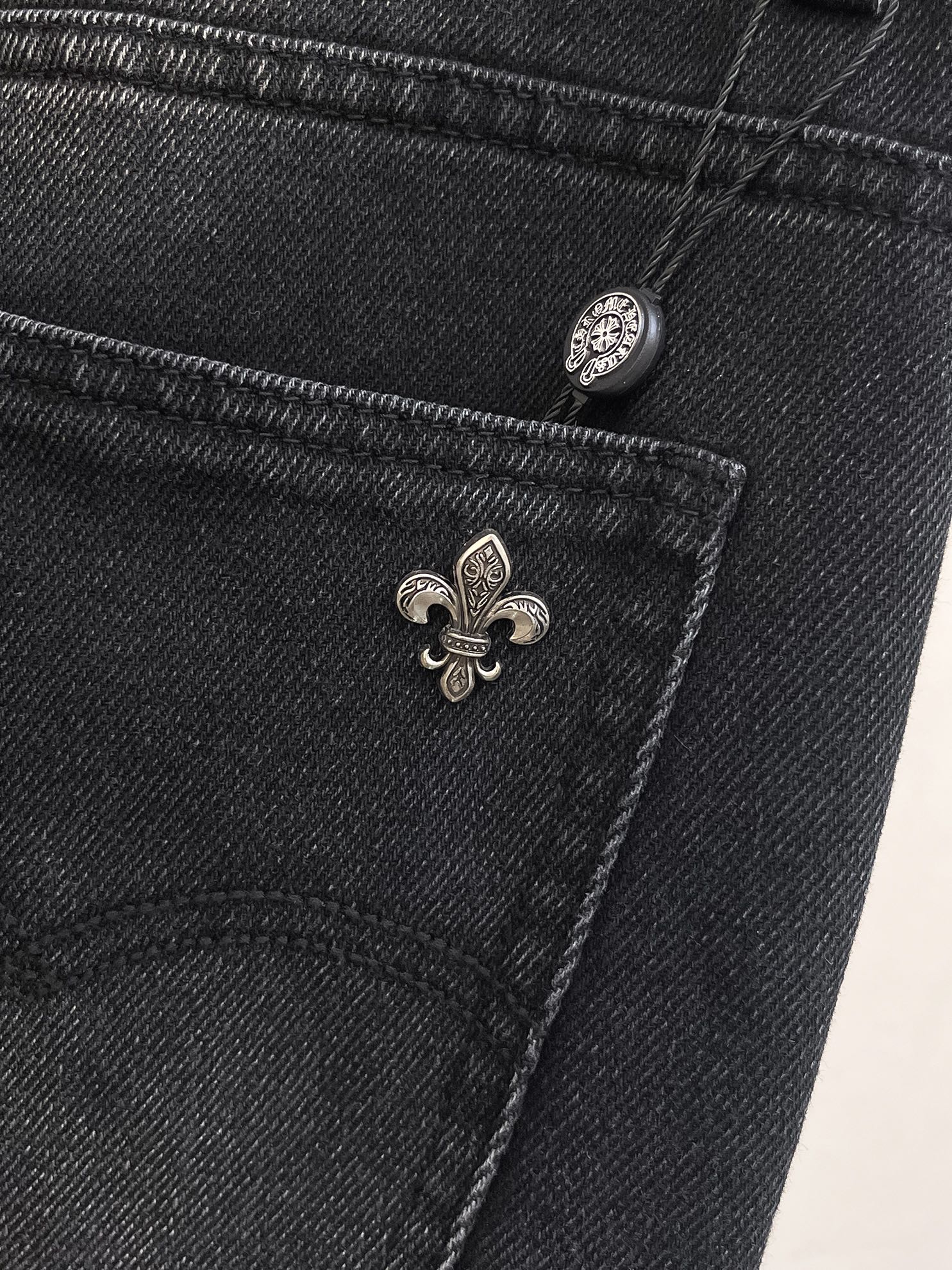 官网专柜同步有售，原单狠货，超级有范儿的一款牛仔裤，定制原版水洗牛仔面料，独特设计，顶级印花工艺字母图案