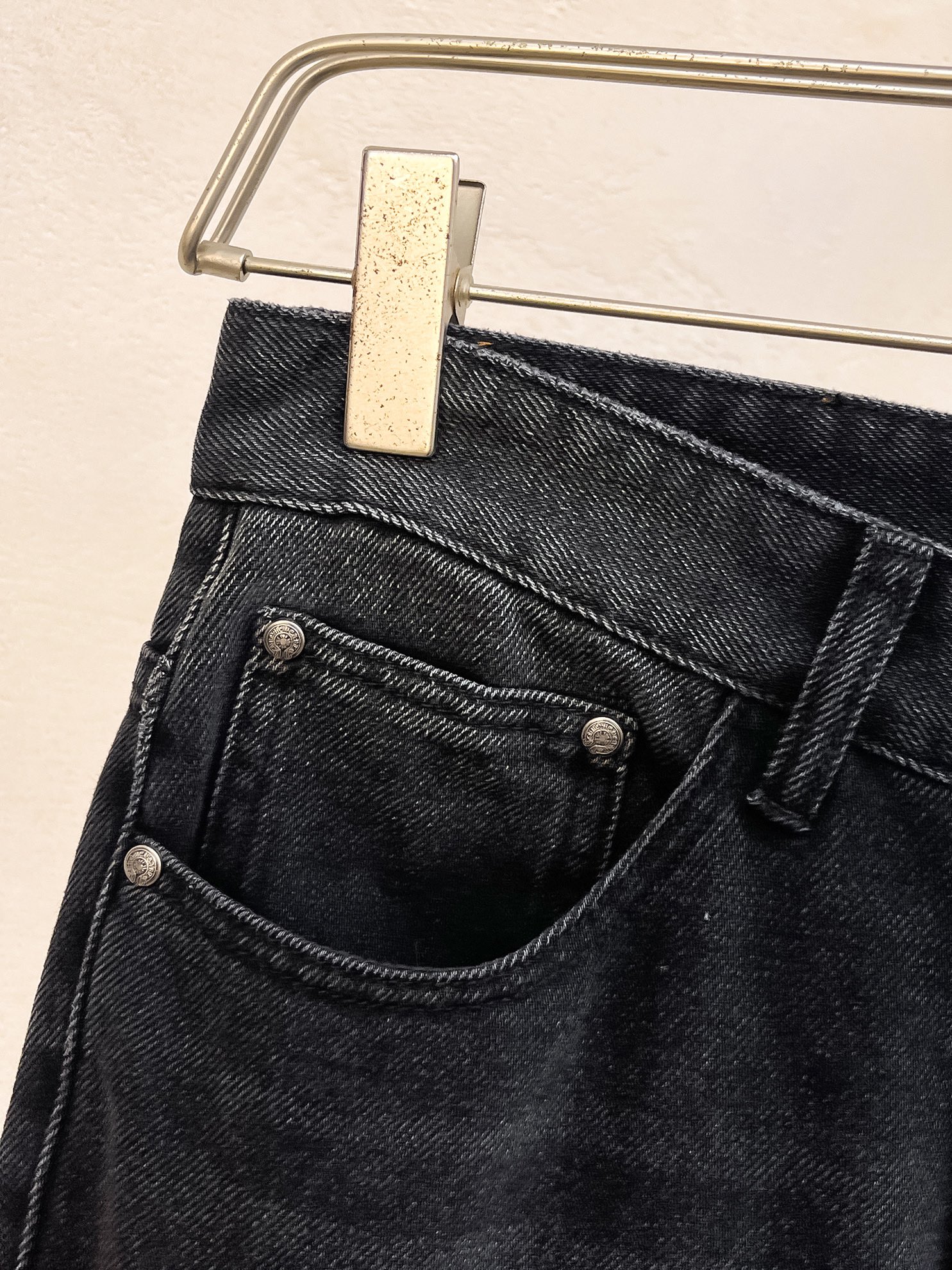 官网专柜同步有售，原单狠货，超级有范儿的一款牛仔裤，定制原版水洗牛仔面料，独特设计，顶级印花工艺字母图案