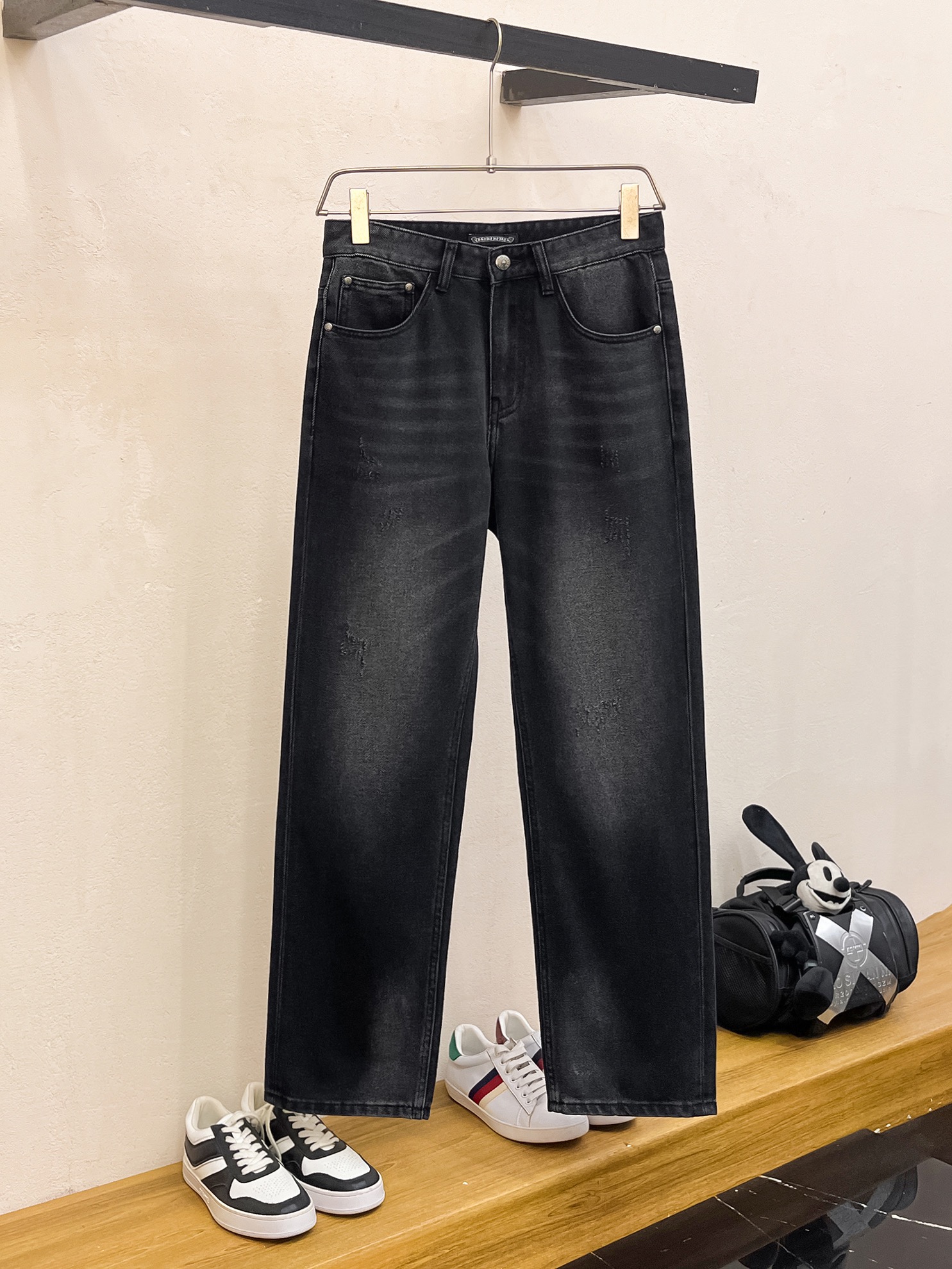 官网专柜同步有售，原单狠货，超级有范儿的一款牛仔裤，定制原版水洗牛仔面料，独特设计，顶级印花工艺字母图案