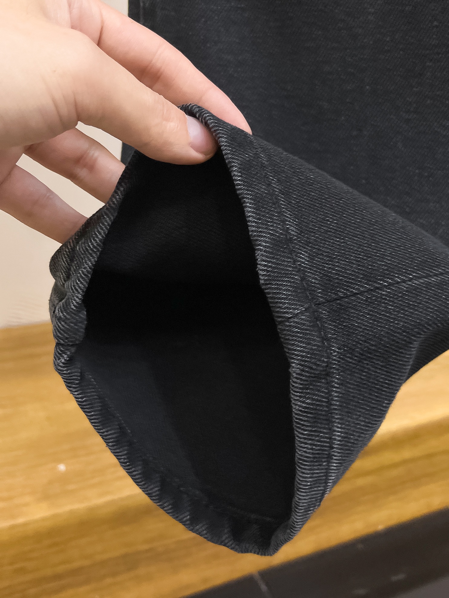 官网专柜同步有售，原单狠货，超级有范儿的一款牛仔裤，定制原版水洗牛仔面料，独特设计，顶级印花工艺字母图案