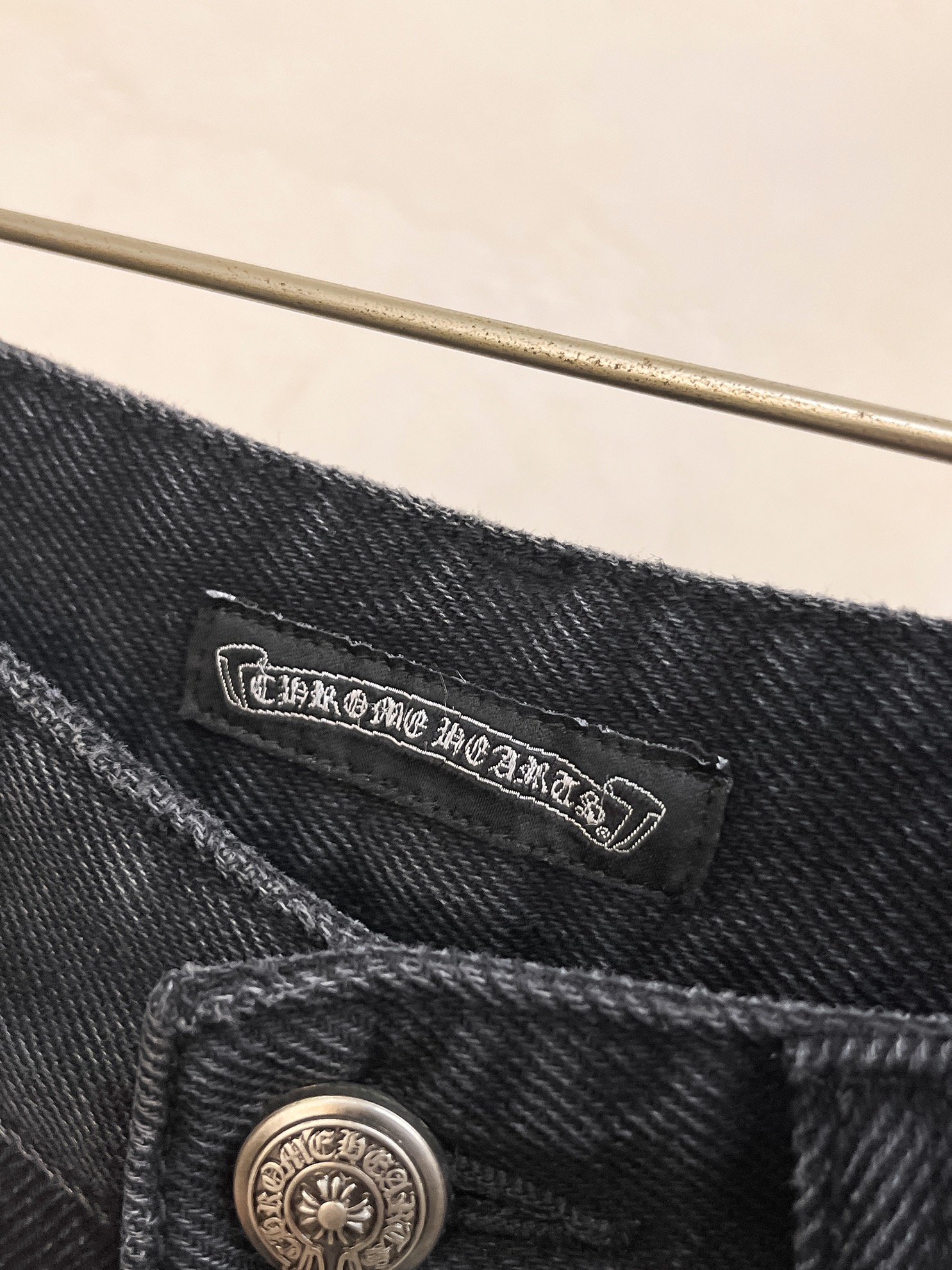 官网专柜同步有售，原单狠货，超级有范儿的一款牛仔裤，定制原版水洗牛仔面料，独特设计，顶级印花工艺字母图案