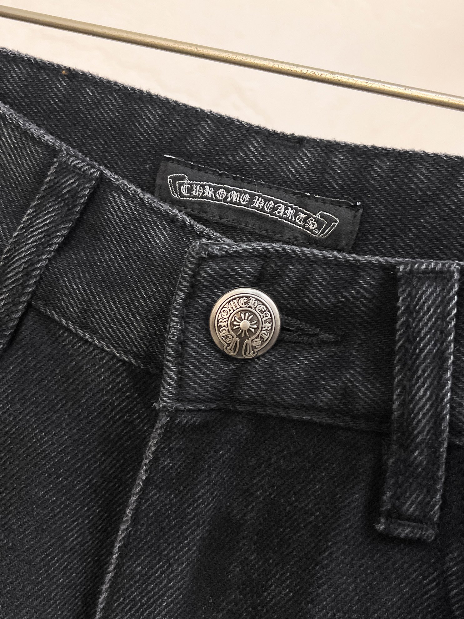 官网专柜同步有售，原单狠货，超级有范儿的一款牛仔裤，定制原版水洗牛仔面料，独特设计，顶级印花工艺字母图案