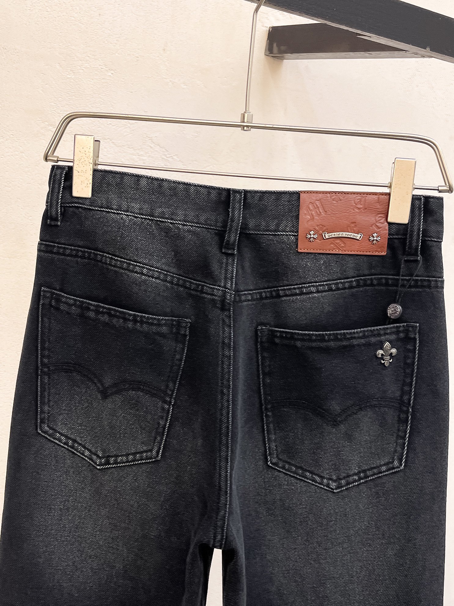 官网专柜同步有售，原单狠货，超级有范儿的一款牛仔裤，定制原版水洗牛仔面料，独特设计，顶级印花工艺字母图案