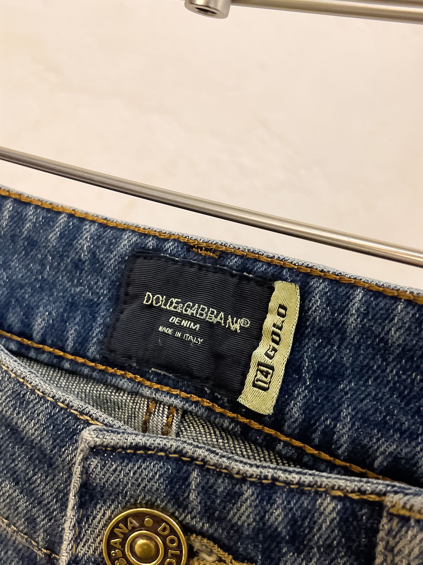 官网专柜同步有售，原单狠货，超级有范儿的一款牛仔裤，定制原版水洗牛仔面料，独特设计，顶级印花工艺字母图案