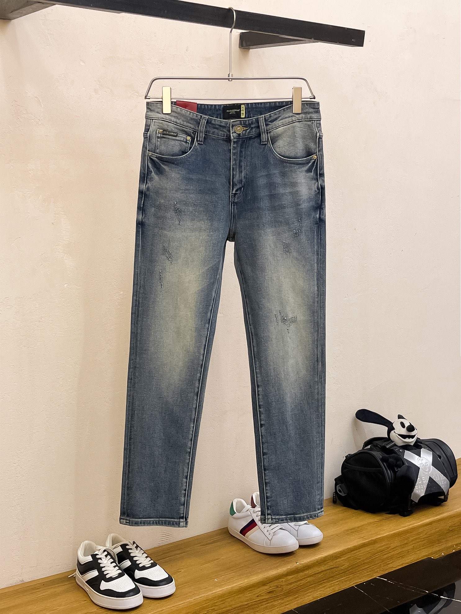官网专柜同步有售，原单狠货，超级有范儿的一款牛仔裤，定制原版水洗牛仔面料，独特设计，顶级印花工艺字母图案