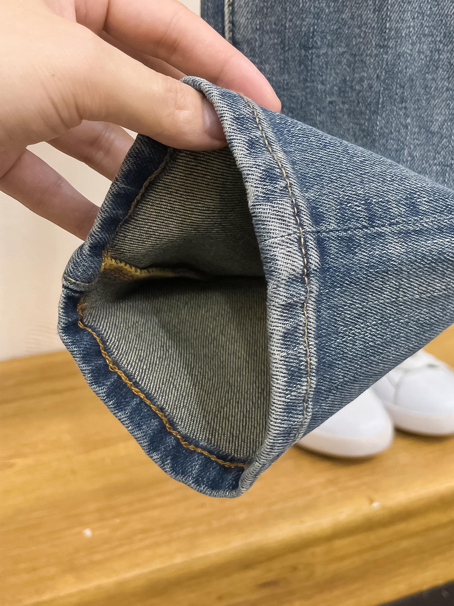 官网专柜同步有售，原单狠货，超级有范儿的一款牛仔裤，定制原版水洗牛仔面料，独特设计，顶级印花工艺字母图案