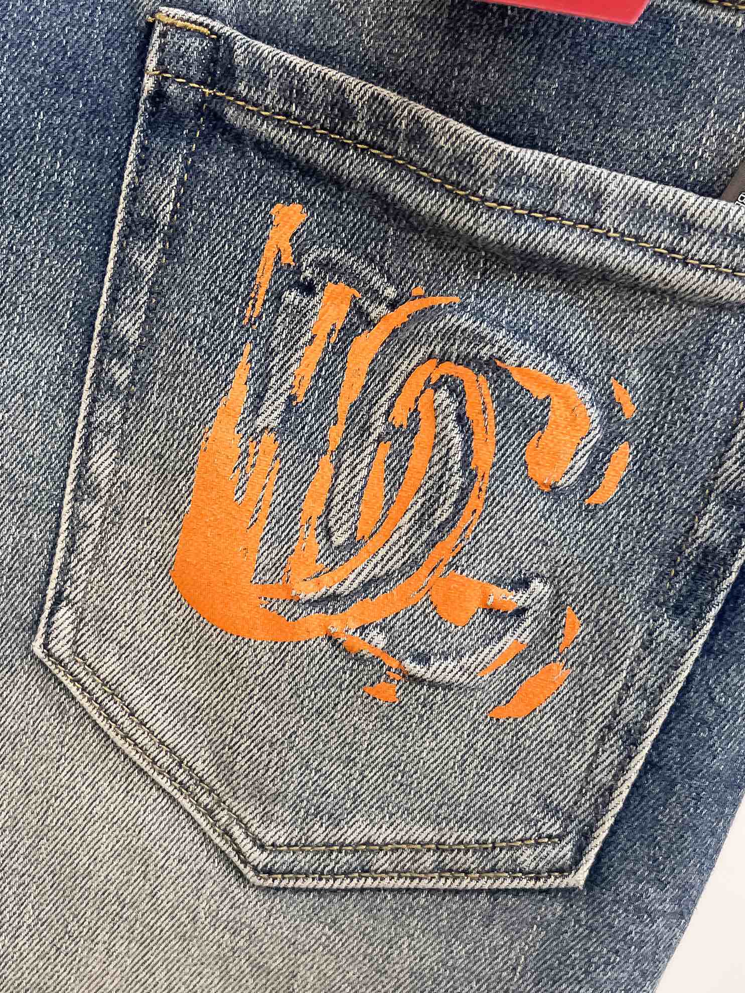 官网专柜同步有售，原单狠货，超级有范儿的一款牛仔裤，定制原版水洗牛仔面料，独特设计，顶级印花工艺字母图案