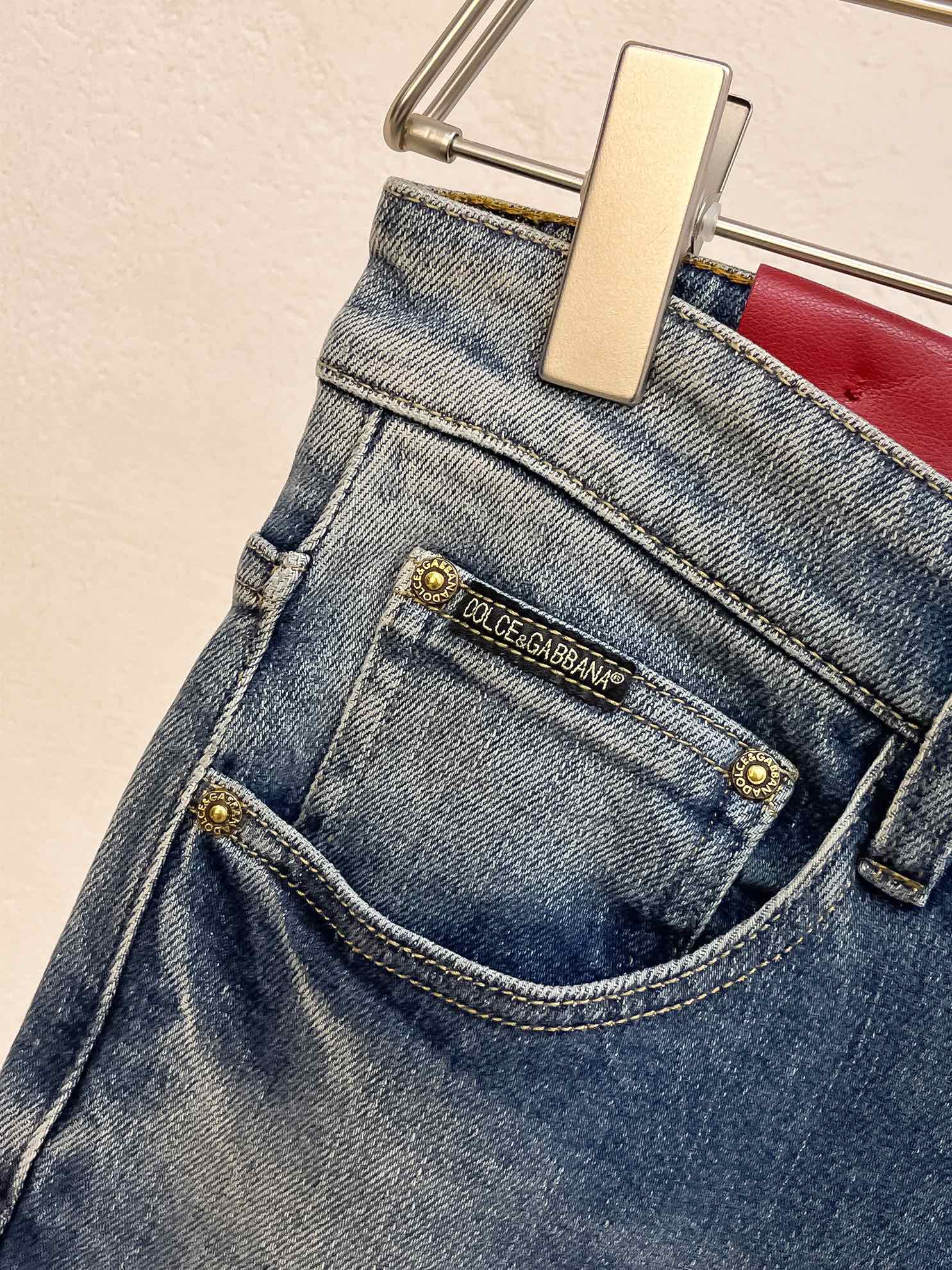 官网专柜同步有售，原单狠货，超级有范儿的一款牛仔裤，定制原版水洗牛仔面料，独特设计，顶级印花工艺字母图案