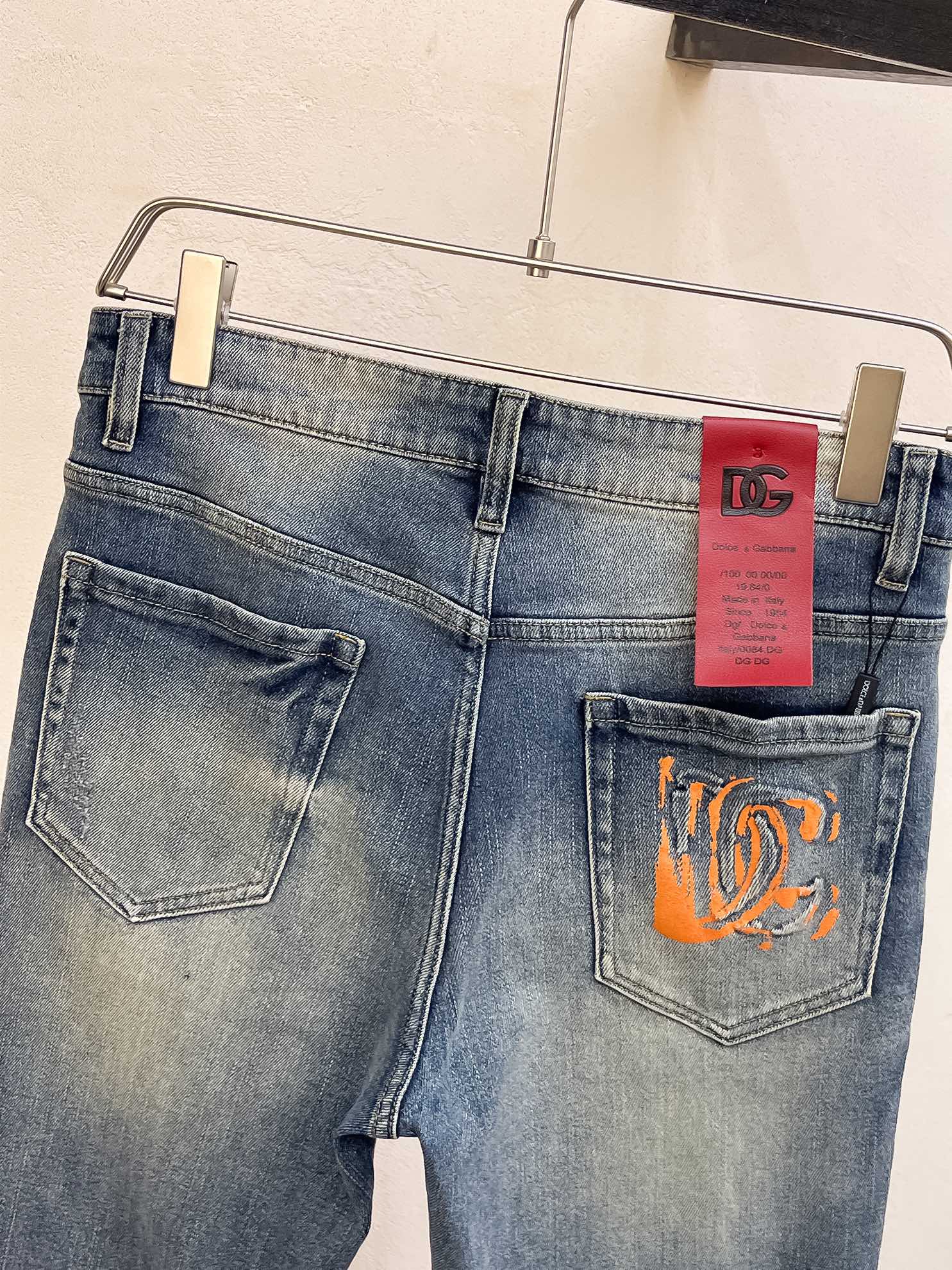 官网专柜同步有售，原单狠货，超级有范儿的一款牛仔裤，定制原版水洗牛仔面料，独特设计，顶级印花工艺字母图案