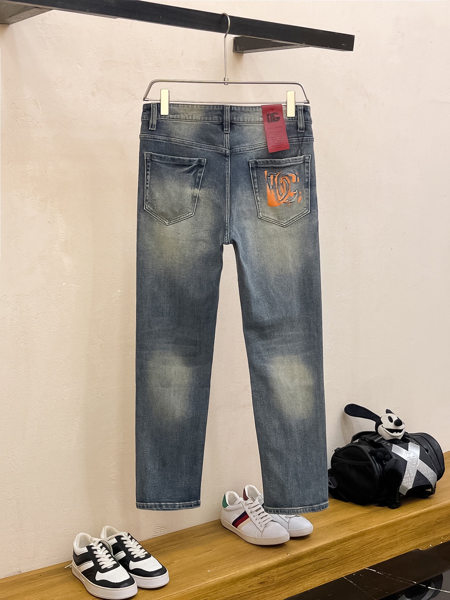 官网专柜同步有售，原单狠货，超级有范儿的一款牛仔裤，定制原版水洗牛仔面料，独特设计，顶级印花工艺字母图案