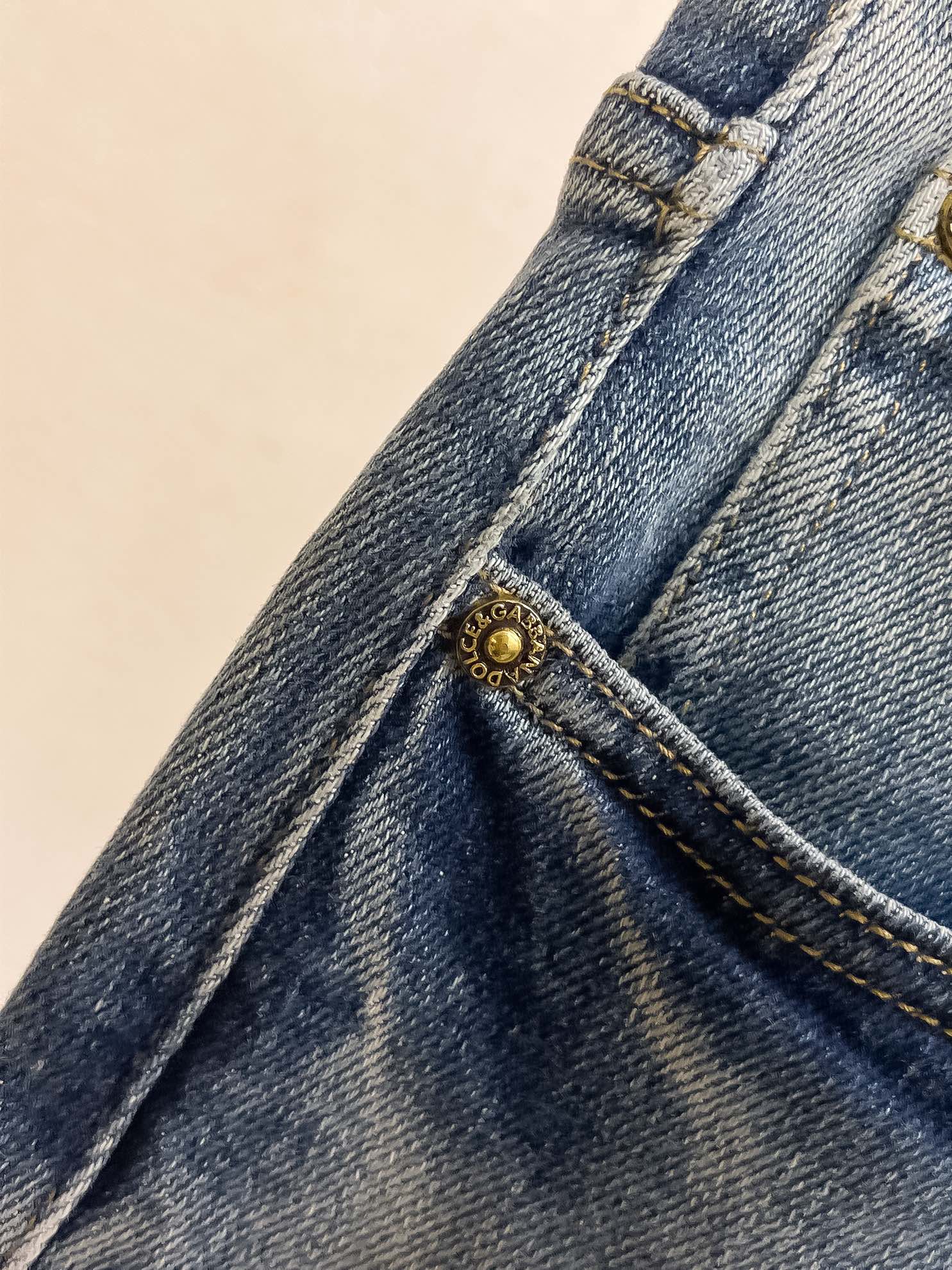 官网专柜同步有售，原单狠货，超级有范儿的一款牛仔裤，定制原版水洗牛仔面料，独特设计，顶级印花工艺字母图案