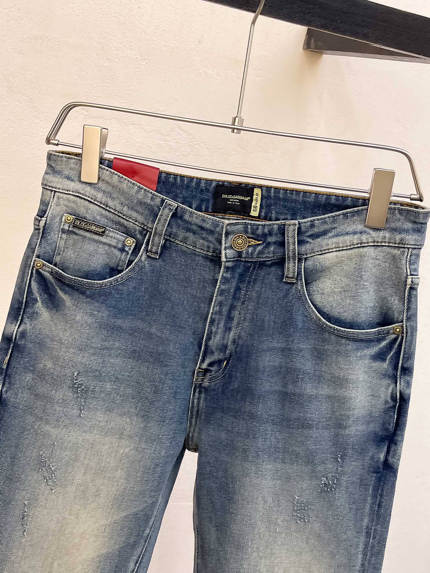 官网专柜同步有售，原单狠货，超级有范儿的一款牛仔裤，定制原版水洗牛仔面料，独特设计，顶级印花工艺字母图案