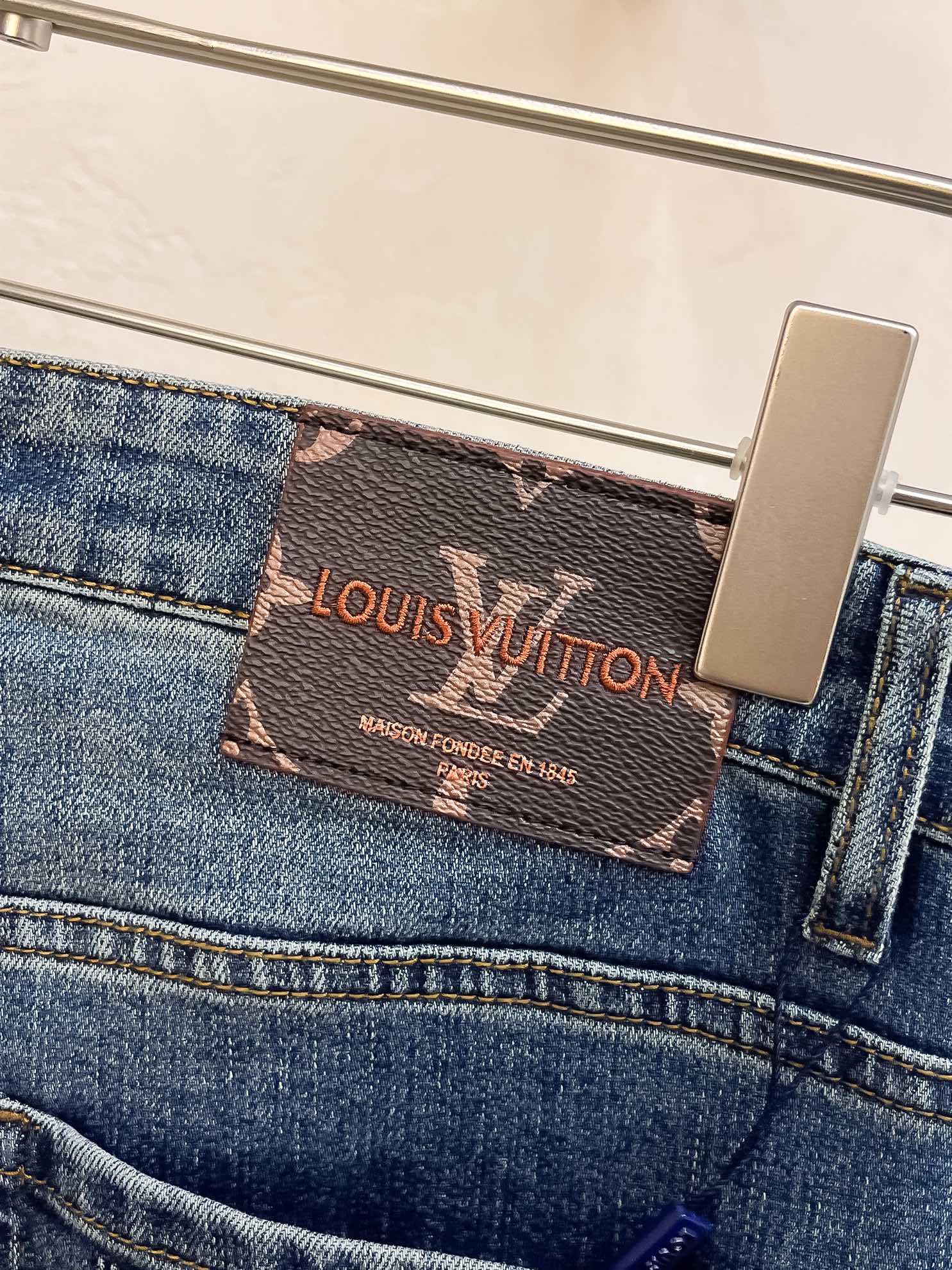 官网专柜同步有售，原单狠货，超级有范儿的一款牛仔裤，定制原版水洗牛仔面料，独特设计，顶级印花工艺字母图案